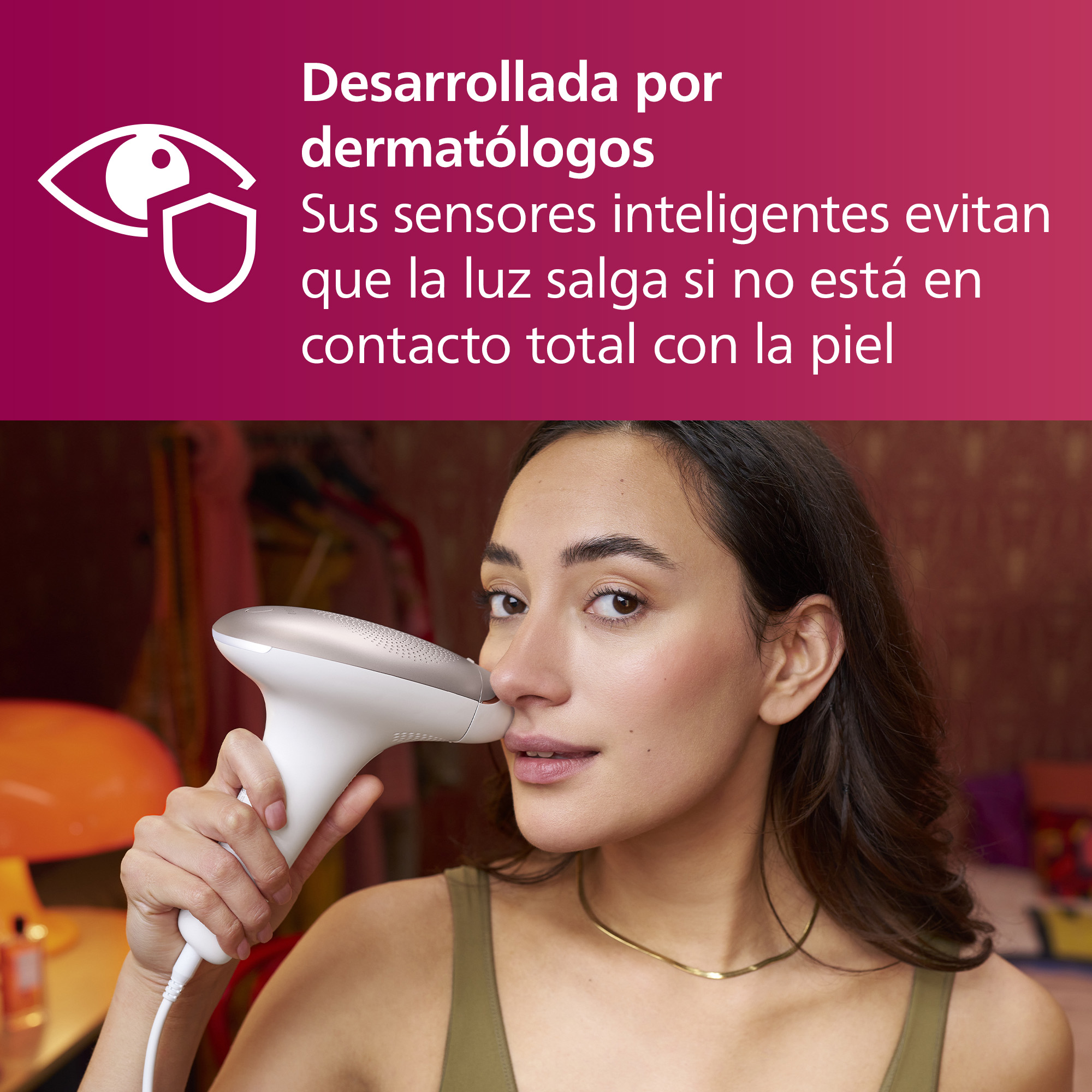 Una mujer usando un dispositivo en su rostro. El dispositivo es blanco y dorado. El texto es visible.