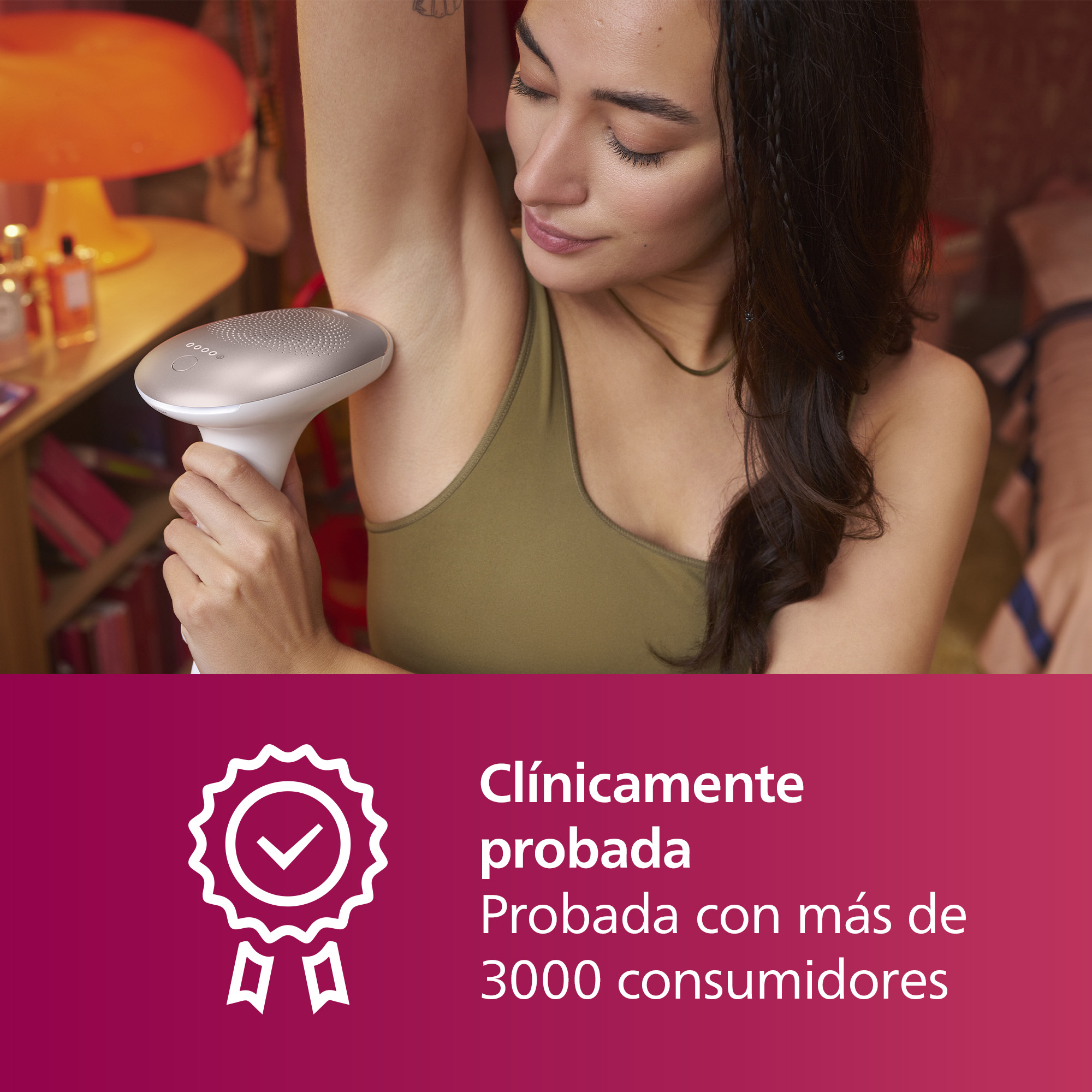 Mujer usando un dispositivo de depilación en la axila. Banner rosa con texto.