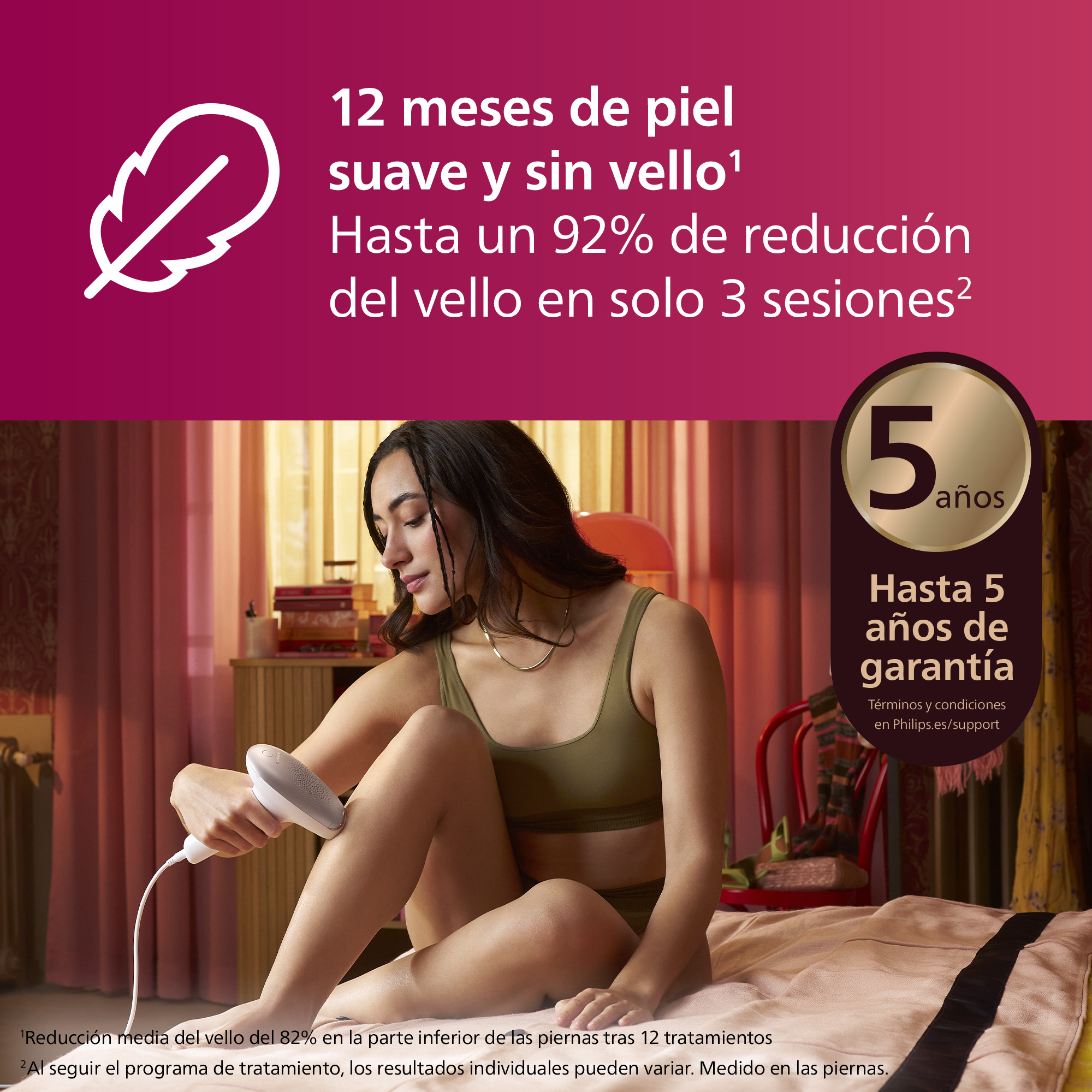 Mujer usando un dispositivo de depilación en su pierna.