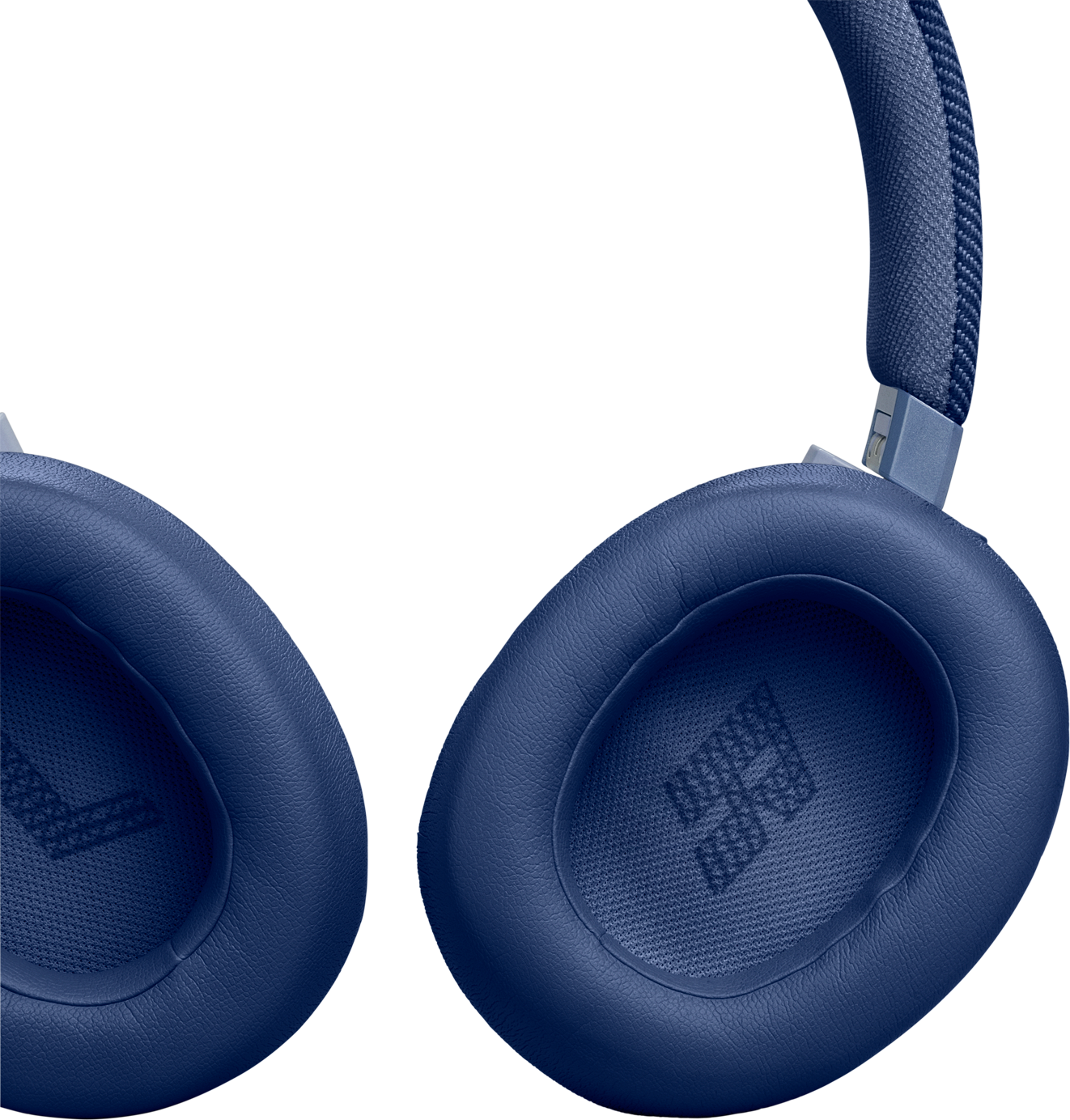 Gros plan sur un casque bleu avec détails des écouteurs et du bandeau visibles.
