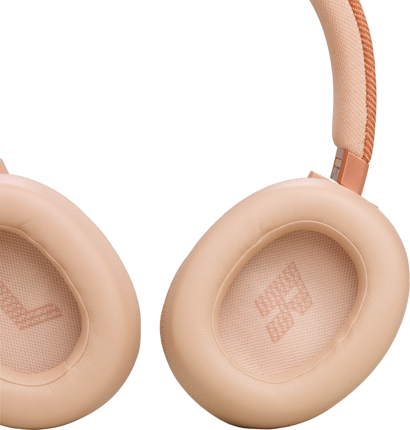 Gros plan sur un casque beige avec des accents or rose sur fond noir.