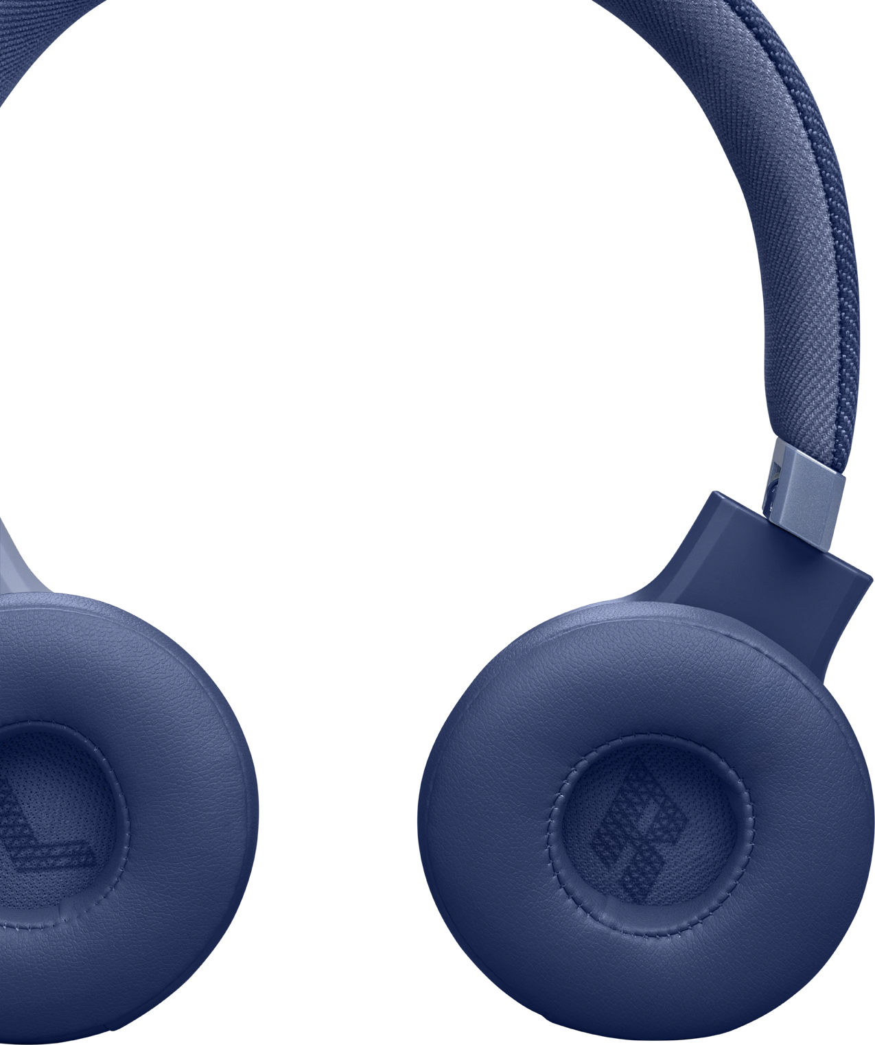 Gros plan sur un casque JBL bleu. Les coussinets sont circulaires et le bandeau est en tissu.
