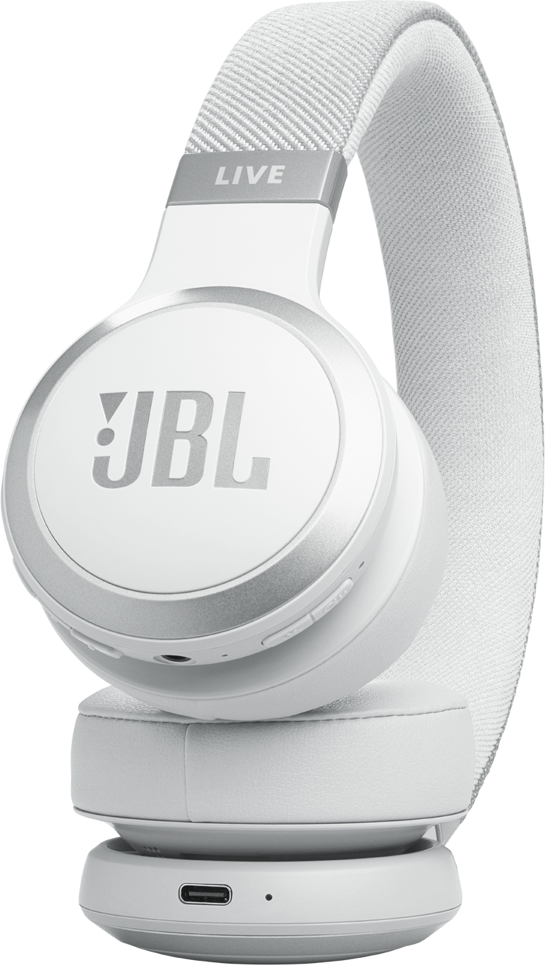 Casque JBL blanc avec bandeau argenté et marque, incliné sur une surface blanche.
