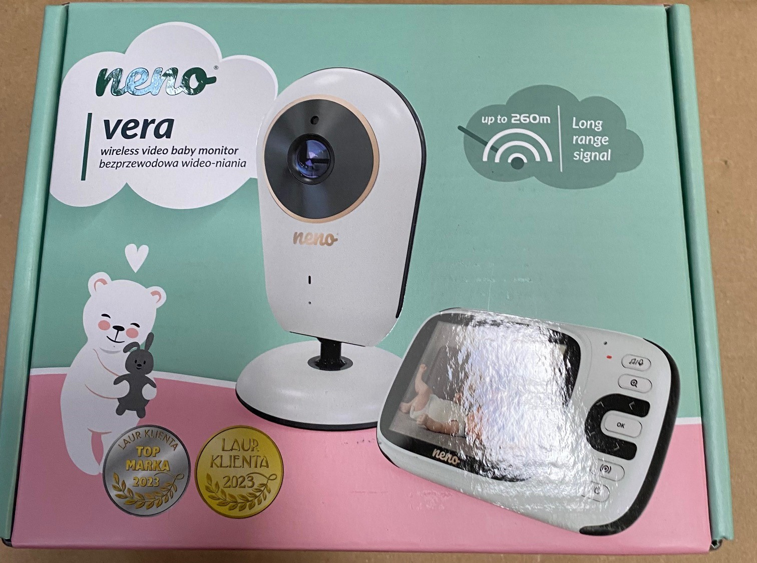 Pudełko z nianią elektroniczną z monitorem i kamerą. Pudełko przedstawia misia i dziecko.