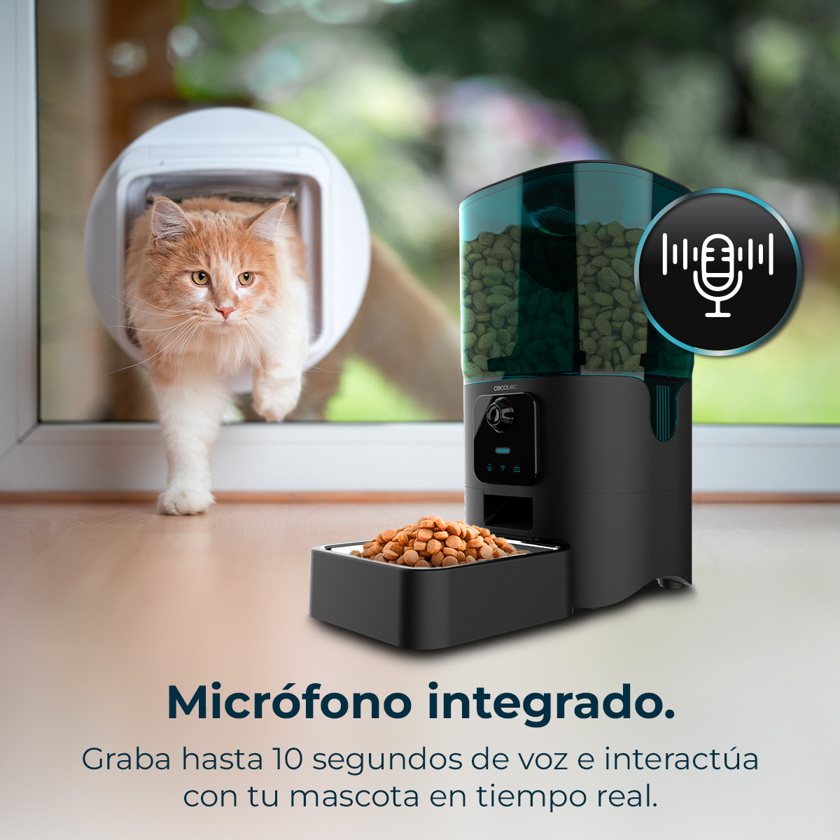 Un gato saliendo por una puerta para mascotas, un dispensador de comida con un cuenco y texto sobre un micrófono incorporado.