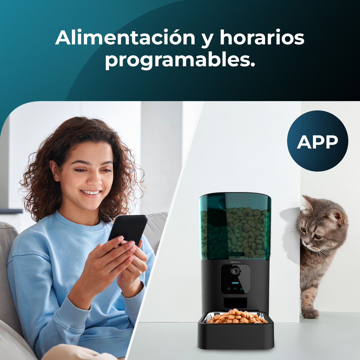 Una mujer usando su teléfono, un alimentador de mascotas con comida y un gato mirando el alimentador.