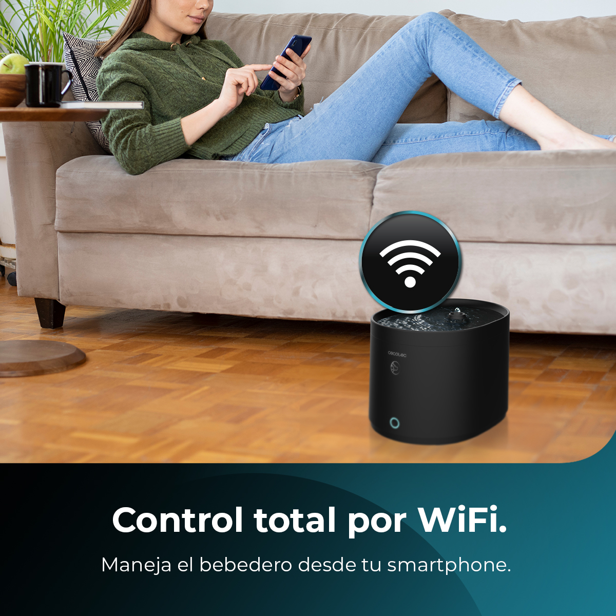 Una mujer en un sofá usa un smartphone. Un dispensador de agua negro con un icono wifi está cerca.