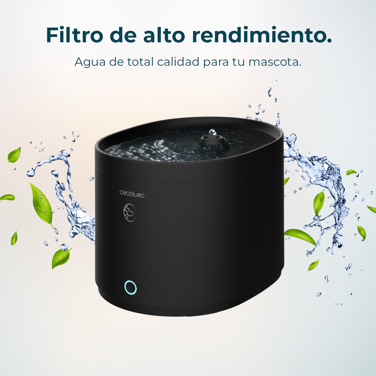 Fuente de agua negra para mascotas con salpicaduras y hojas verdes.