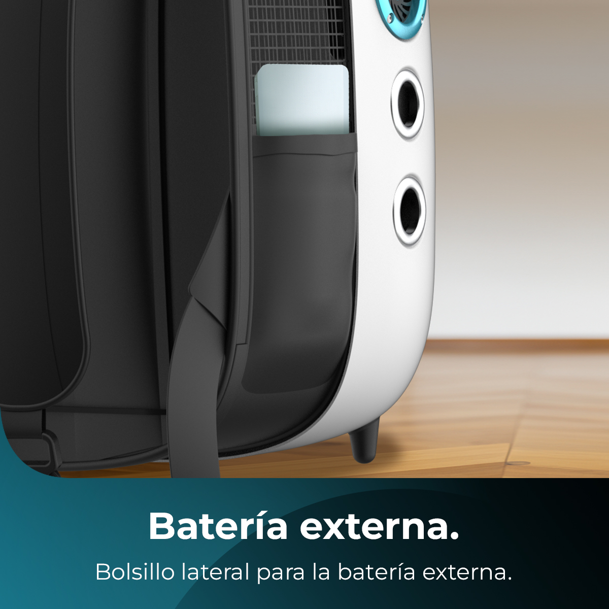 Primer plano de una mochila de viaje blanca y negra con bolsillo para batería externa.