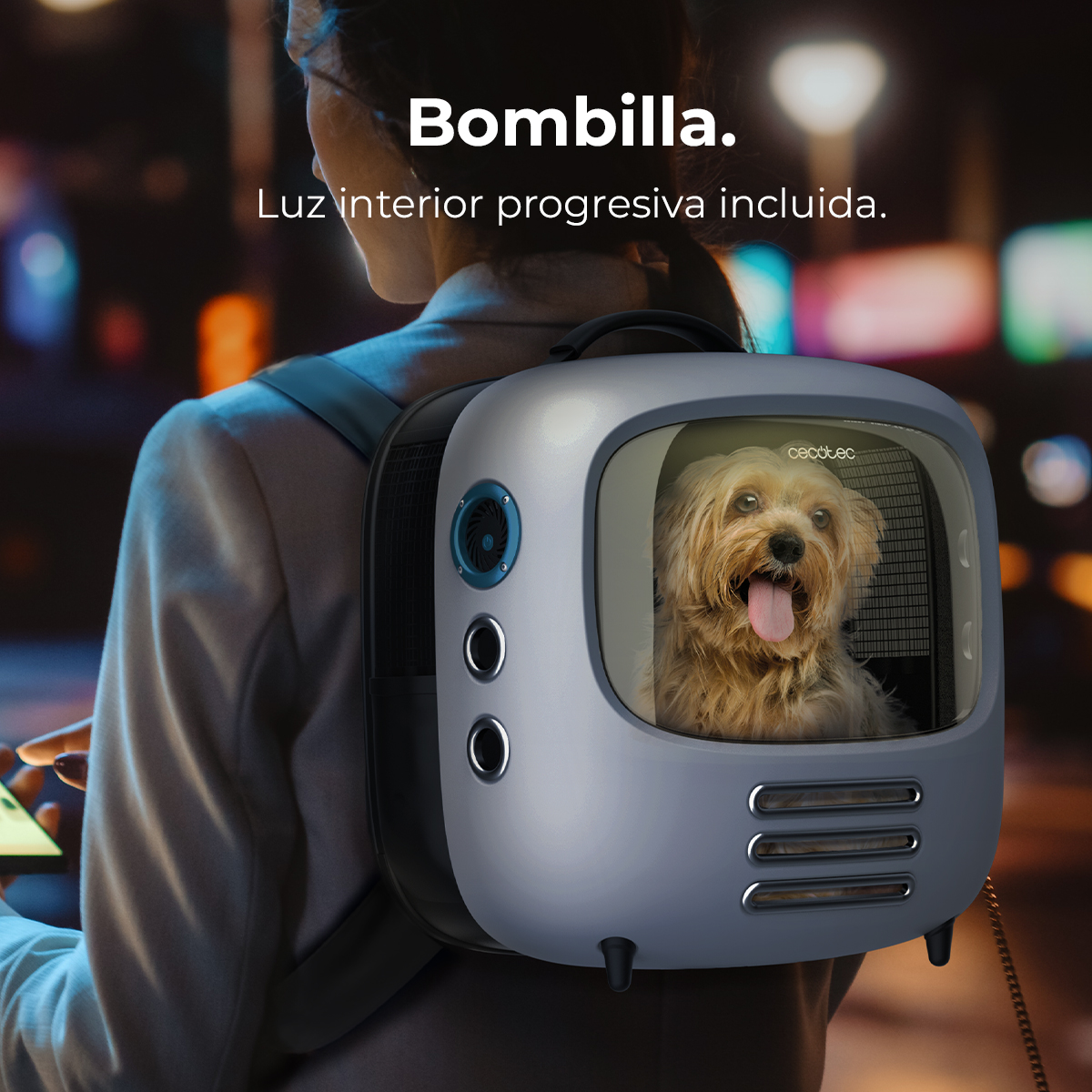 Una mujer con un perro en una mochila. El perro está dentro de un transportín transparente con forma de televisor.