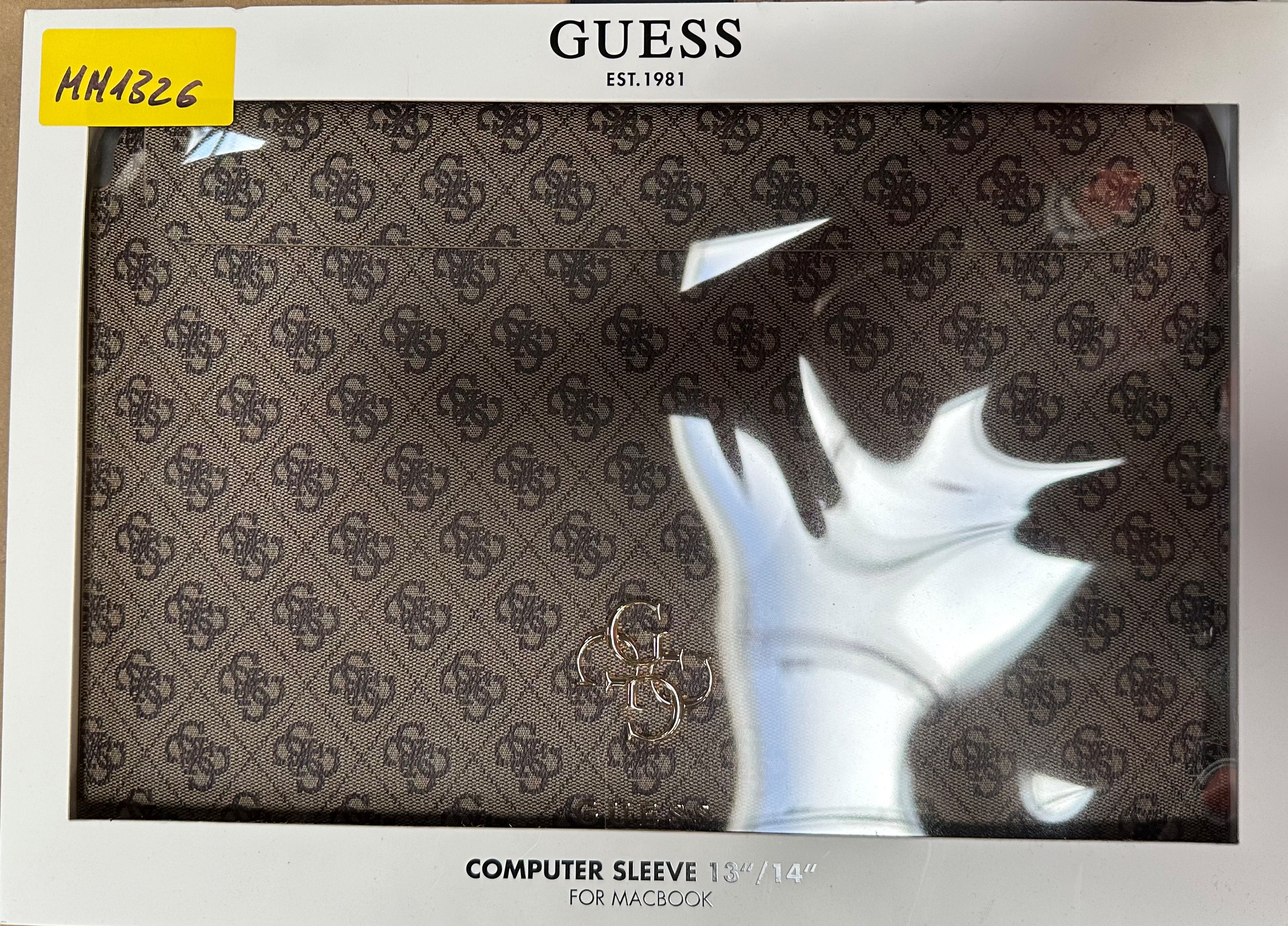 Etui na komputer Guess w pudełku z logo. Białe tło.