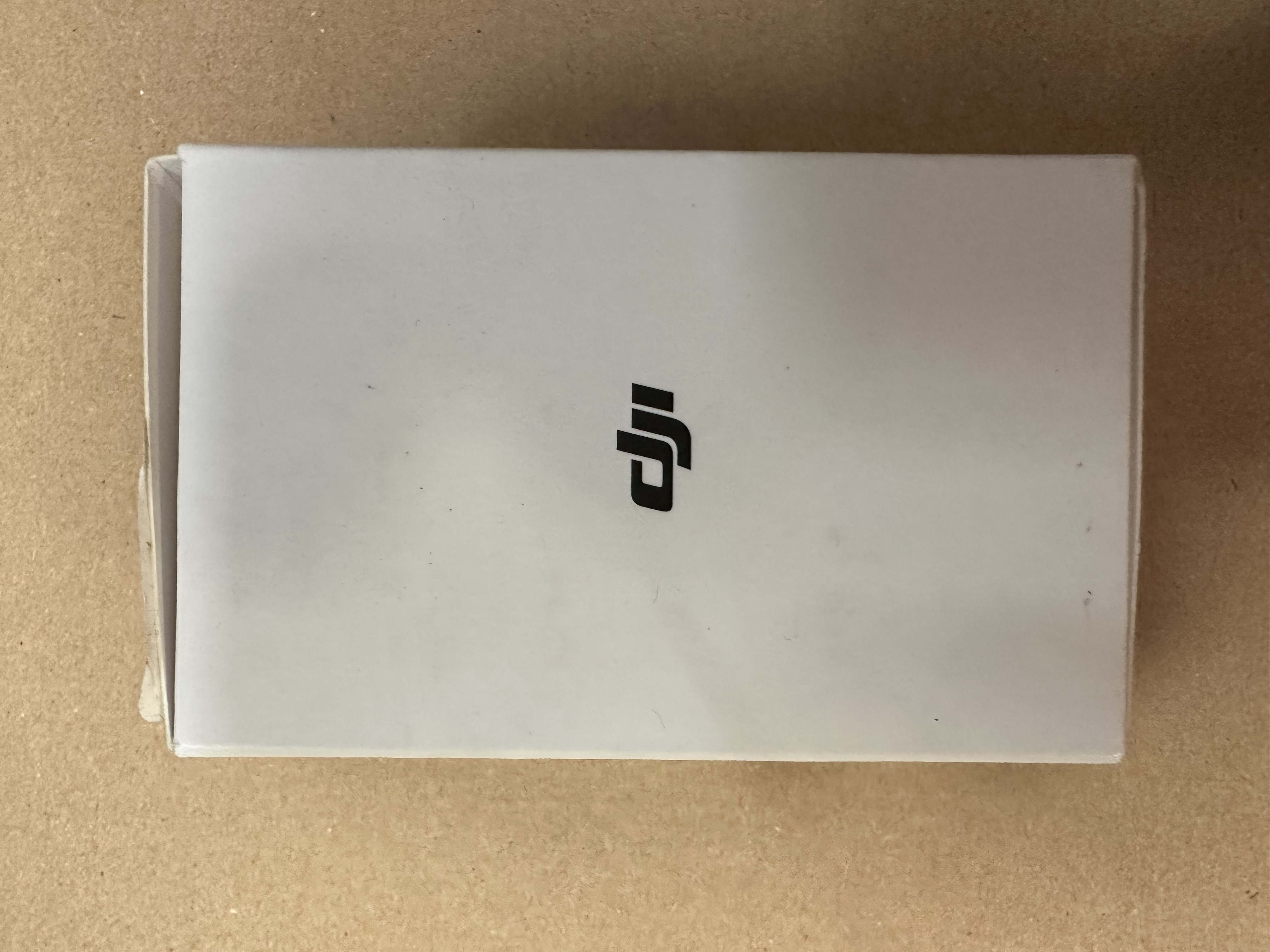 Białe pudełko z logo DJI.