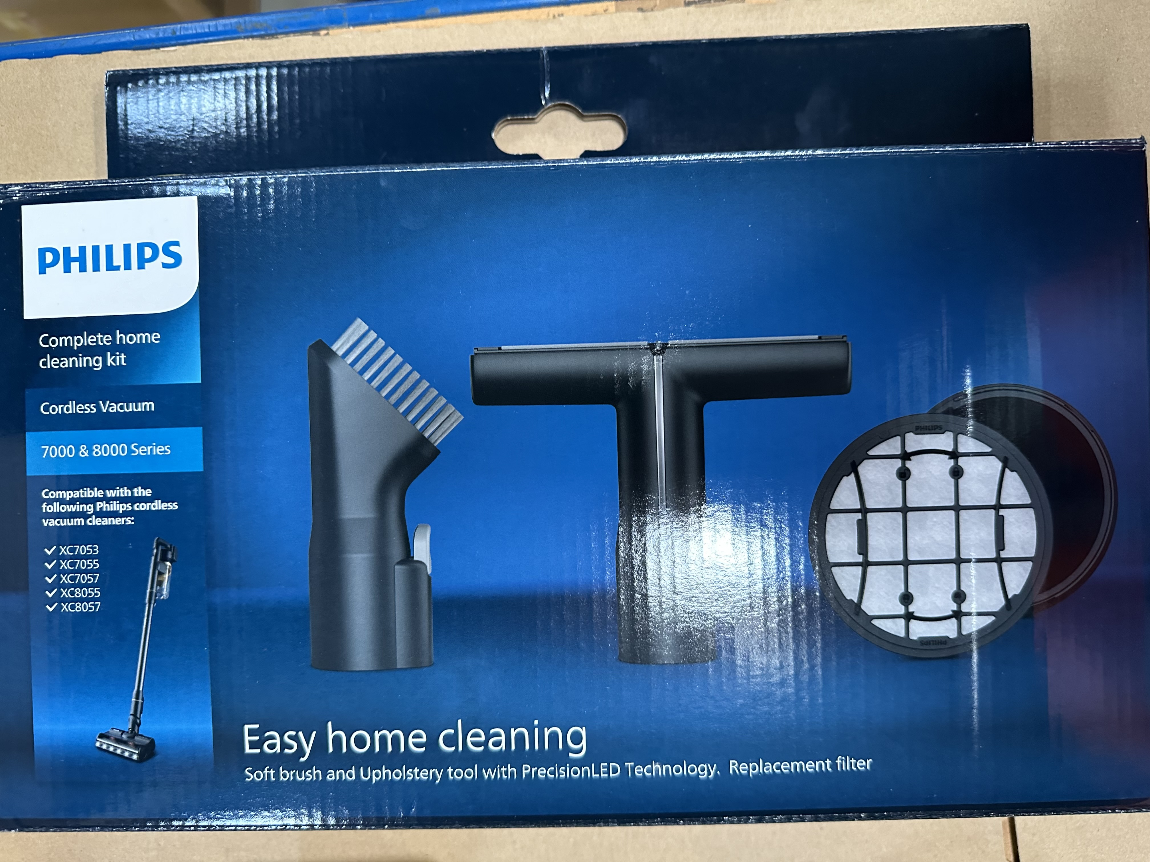 Pudełko od odkurzacza Philips z akcesoriami; szczotką, dyszą i filtrem.