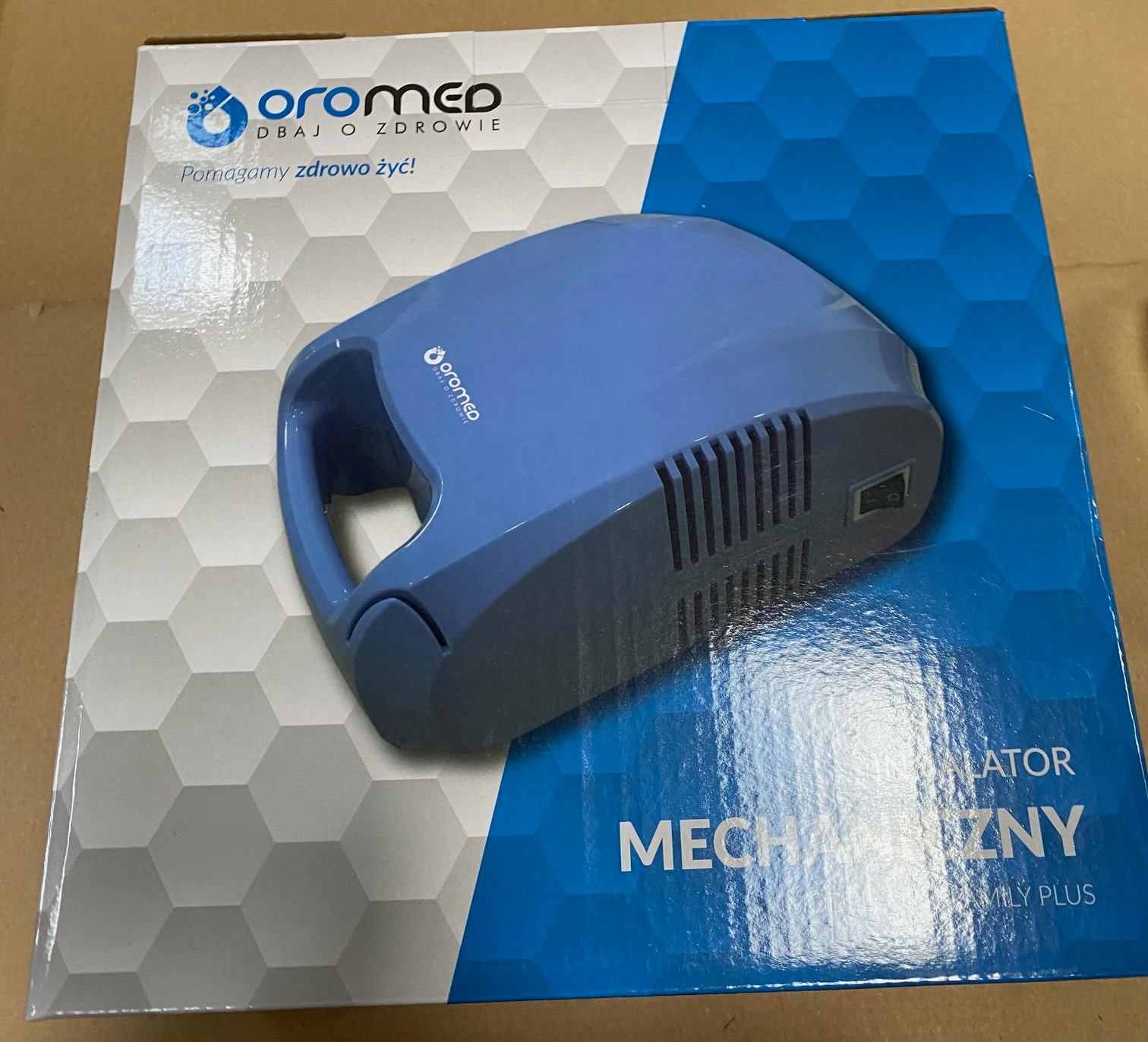 Niebiesko-białe pudełko inhalatora Oromed. Tekst w języku polskim i niebieski sprzęt medyczny.