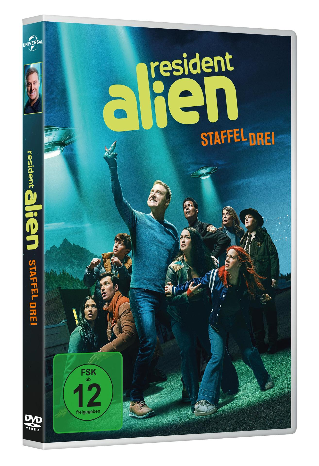 Eine DVD-Hülle der Fernsehserie Resident Alien wird gezeigt.