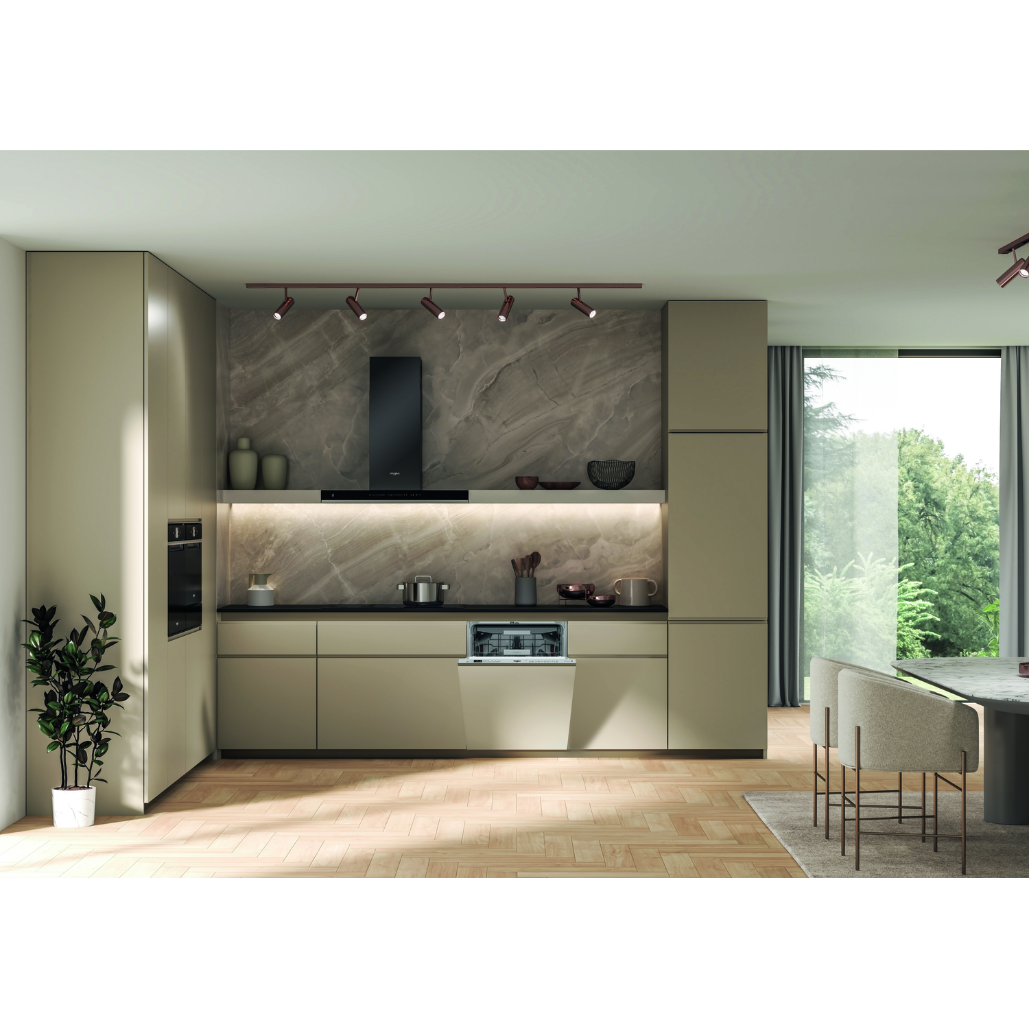 Intérieur de cuisine moderne avec placards beige clair, hotte noire et sol en bois.
