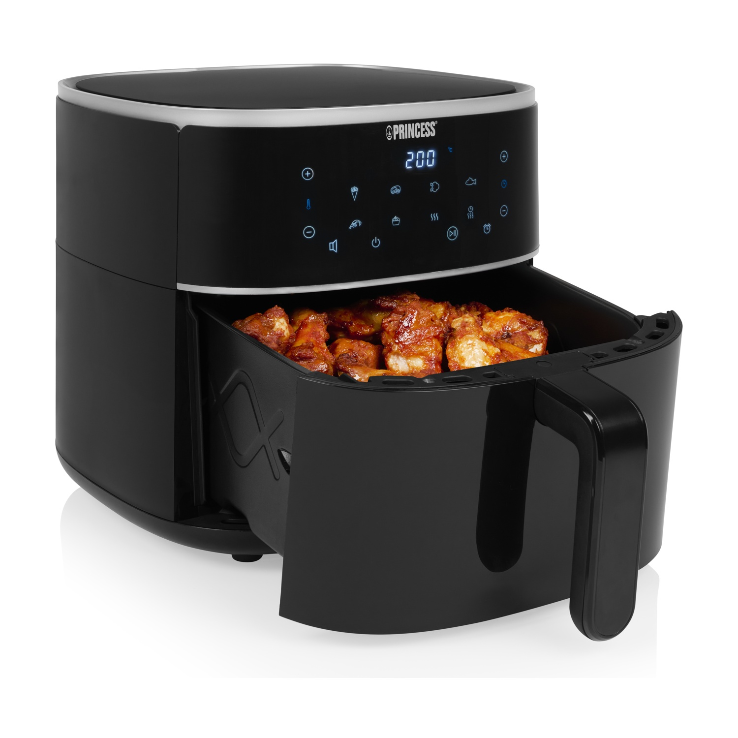 Una friggitrice ad aria nera con cassetto aperto, piena di pollo cotto.