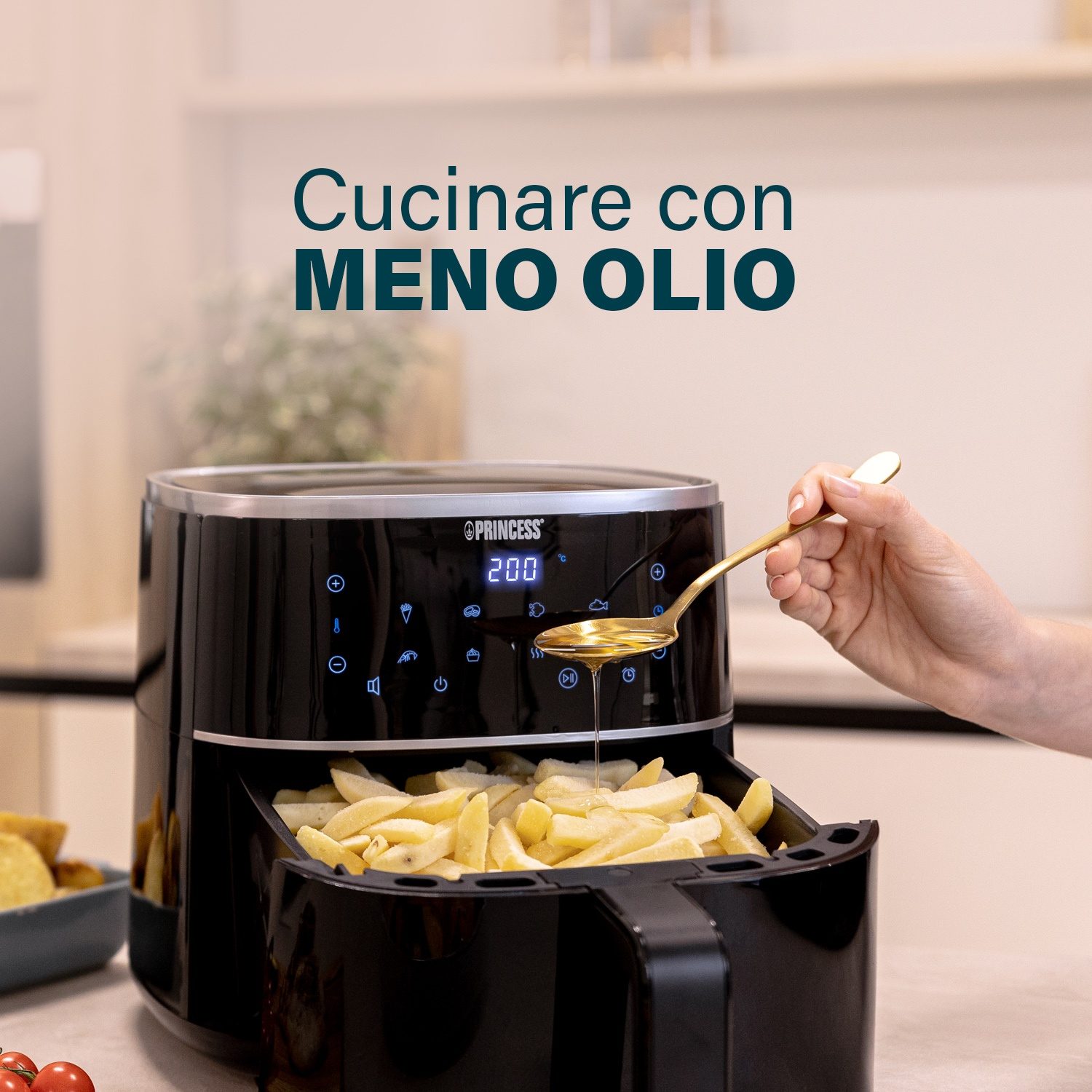 Una persona versa olio sulle patatine fritte in una friggitrice ad aria nera.
