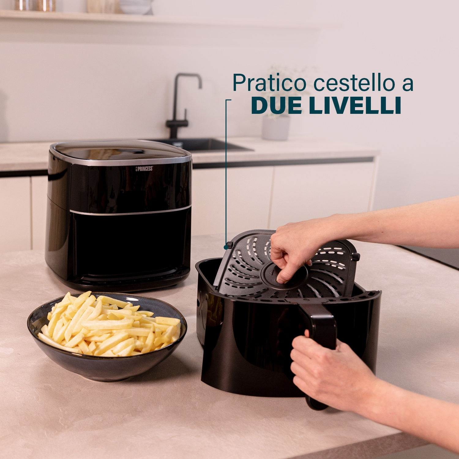 Due friggitrici ad aria nere. Una ciotola di patatine fritte e una mano con un cestello sono di fronte.
