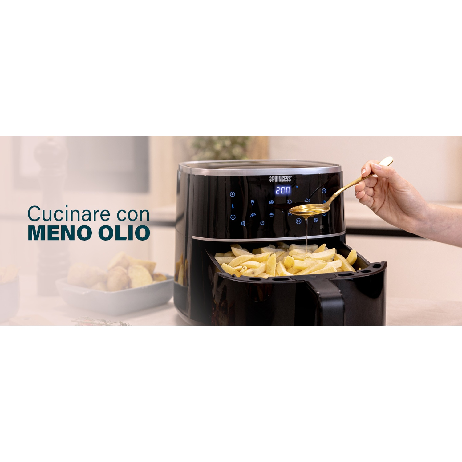 Friggitrice ad aria nera con patatine fritte. Cucchiaio dorato che versa olio. Sfondo bianco.