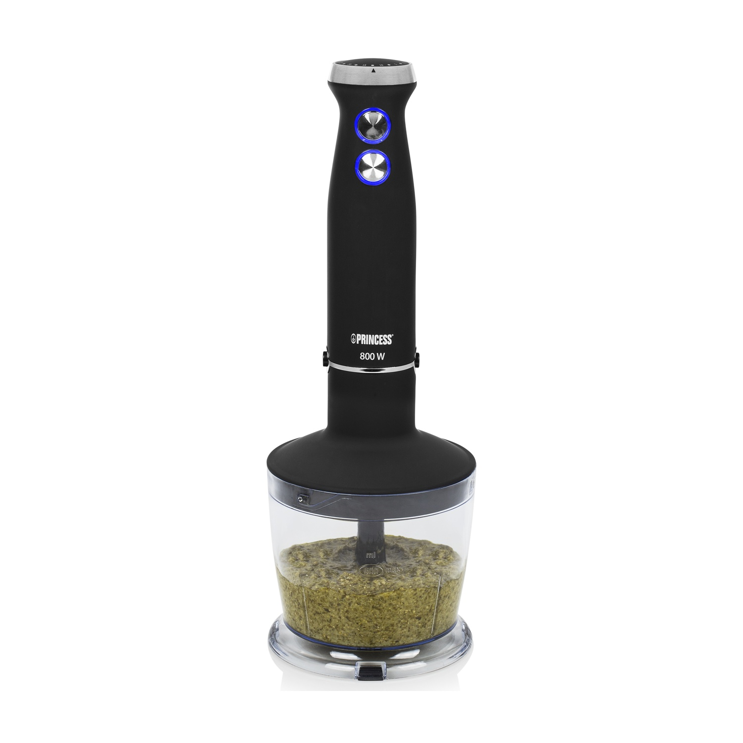 Frullatore a immersione nero con un contenitore di pesto verde.