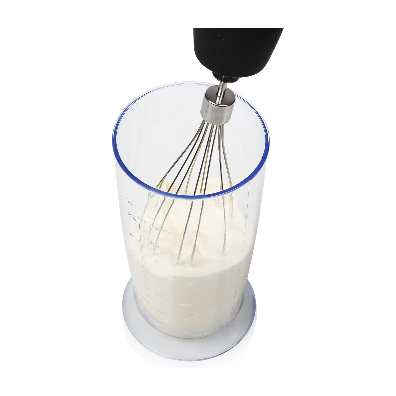 Un frullatore a immersione in un bicchiere di plastica trasparente con panna montata all'interno.