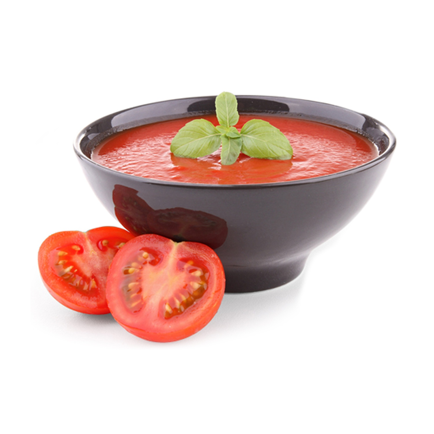 Zuppa di pomodoro in una ciotola nera con basilico e fette di pomodoro.