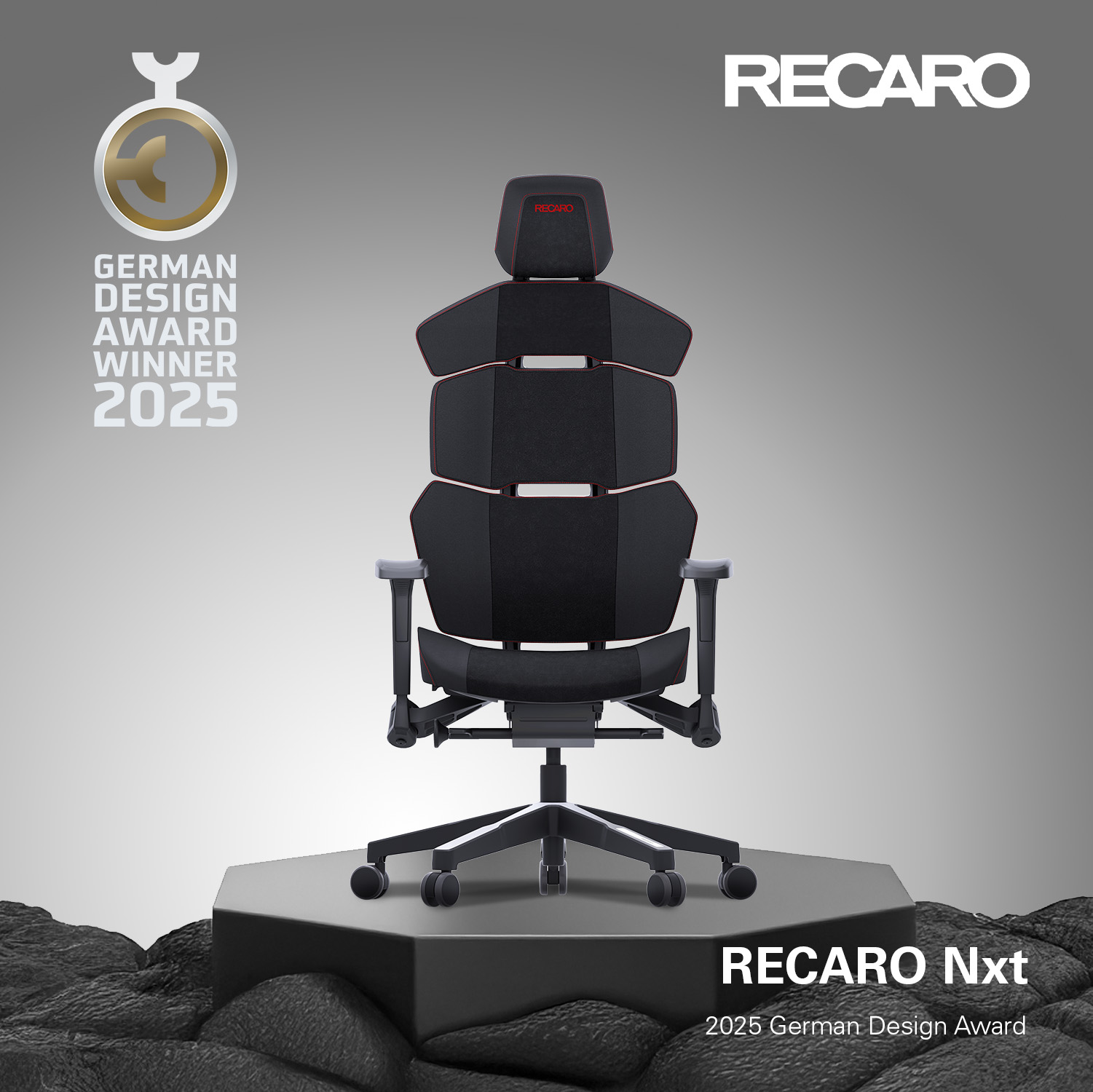Sedia da ufficio Recaro nera su piedistallo, testo 'German Design Award Winner 2025' visibile.