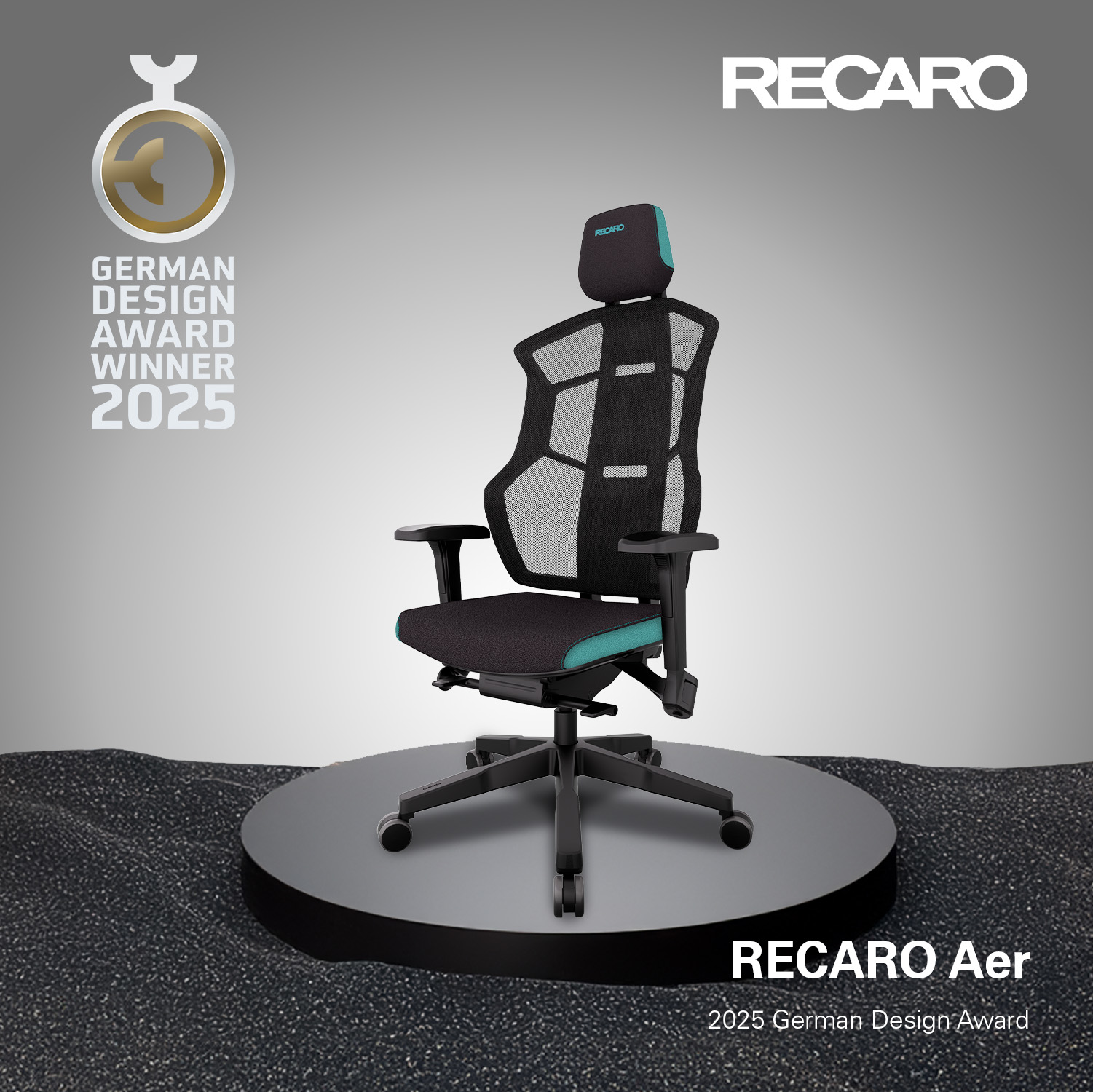 Sedia ergonomica Recaro nera e blu su piattaforma argentata; German Design Award.