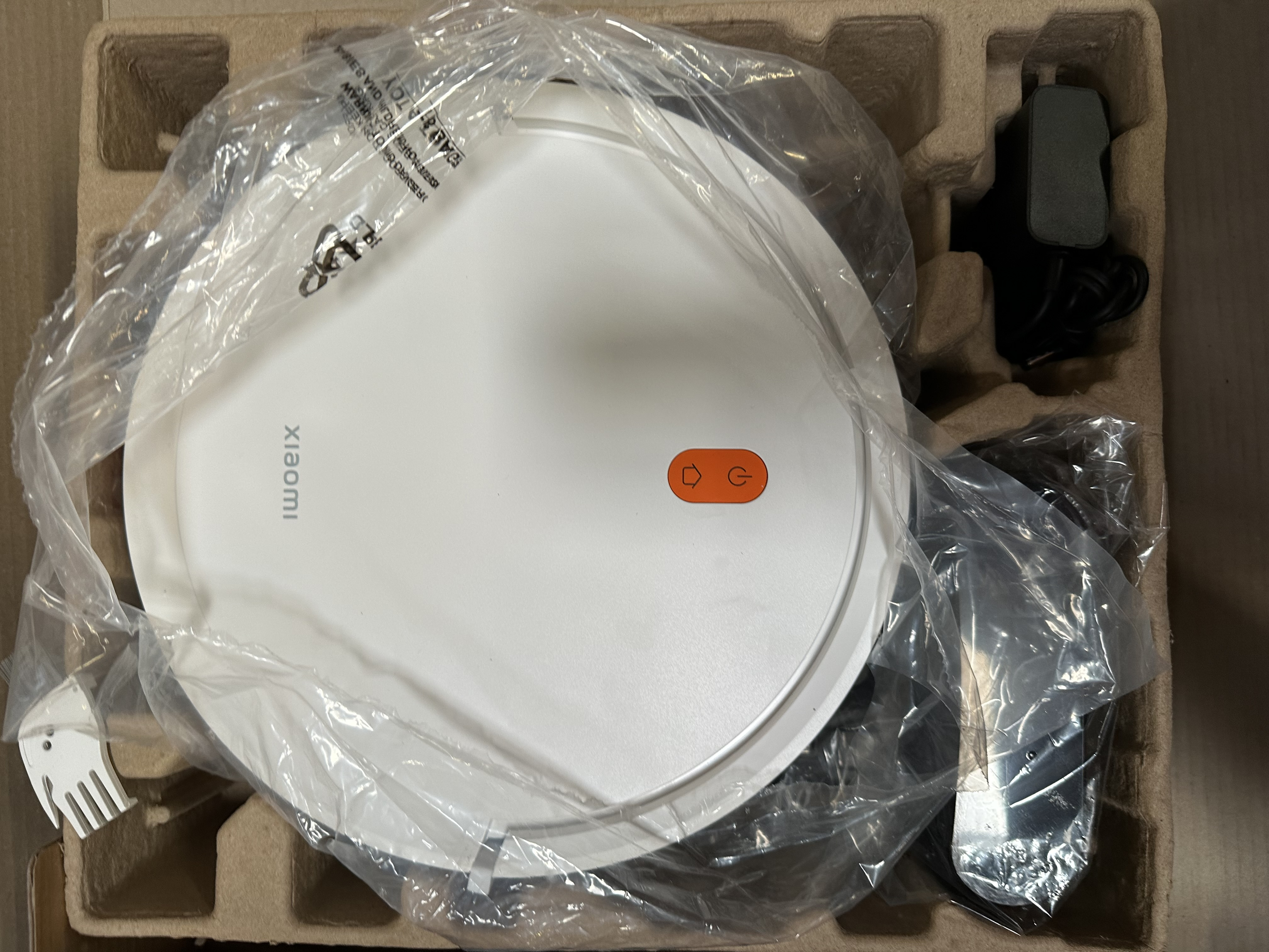 Pokazano widok z boku czarnego monitora.