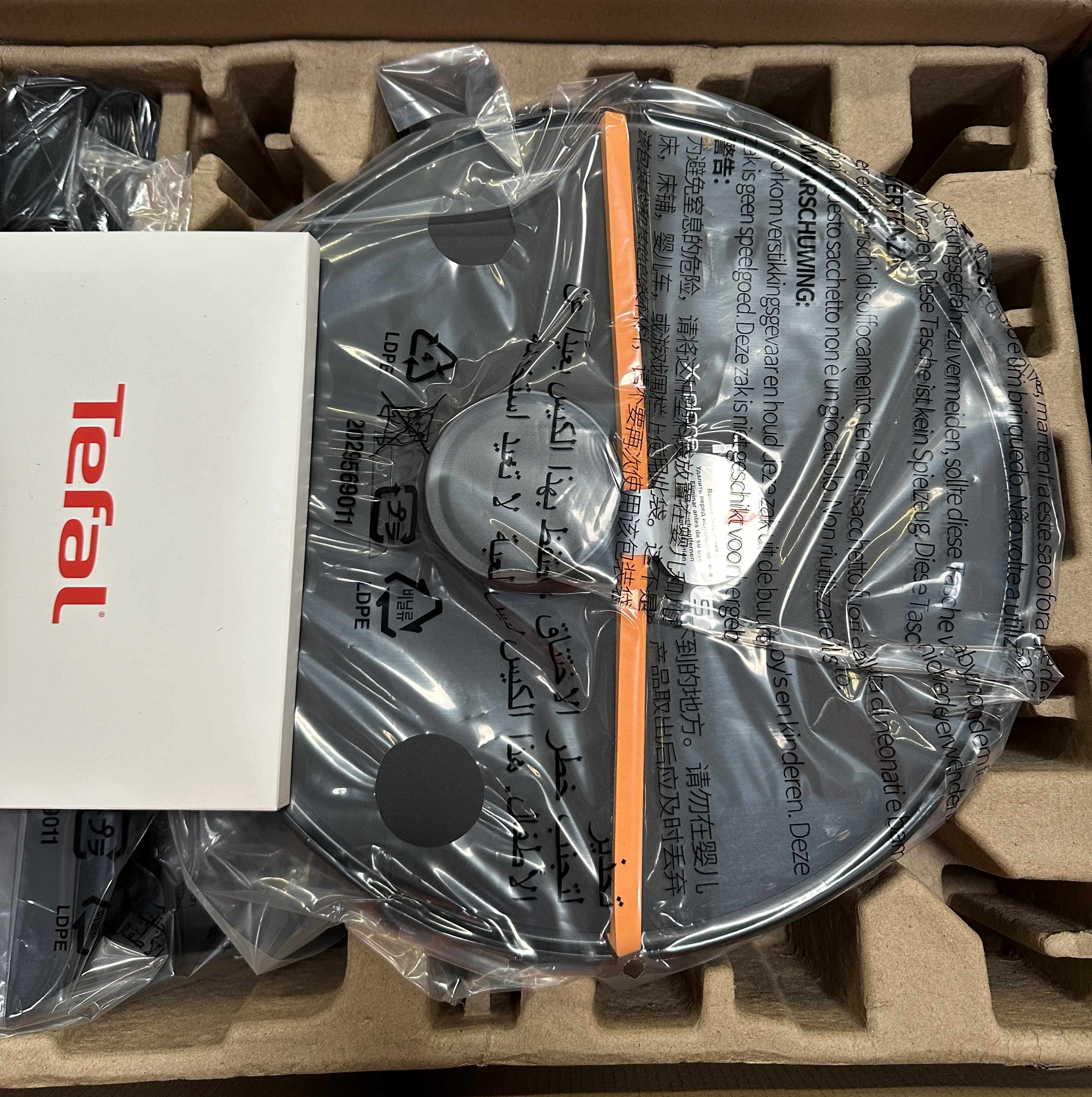 Patelnia Tefal w pudełku, z opakowaniem i widocznym logo Tefal.