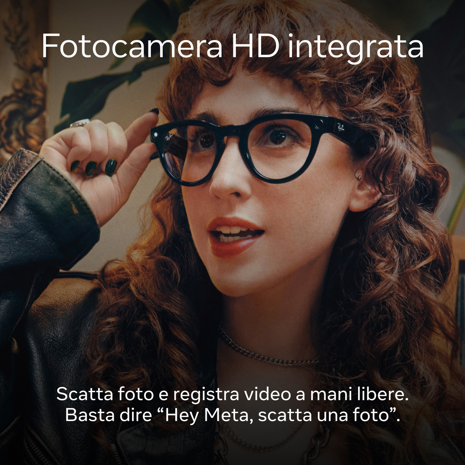 Un'opera d'arte incorniciata su una parete bianca con una scatola di connessione wireless sottostante.