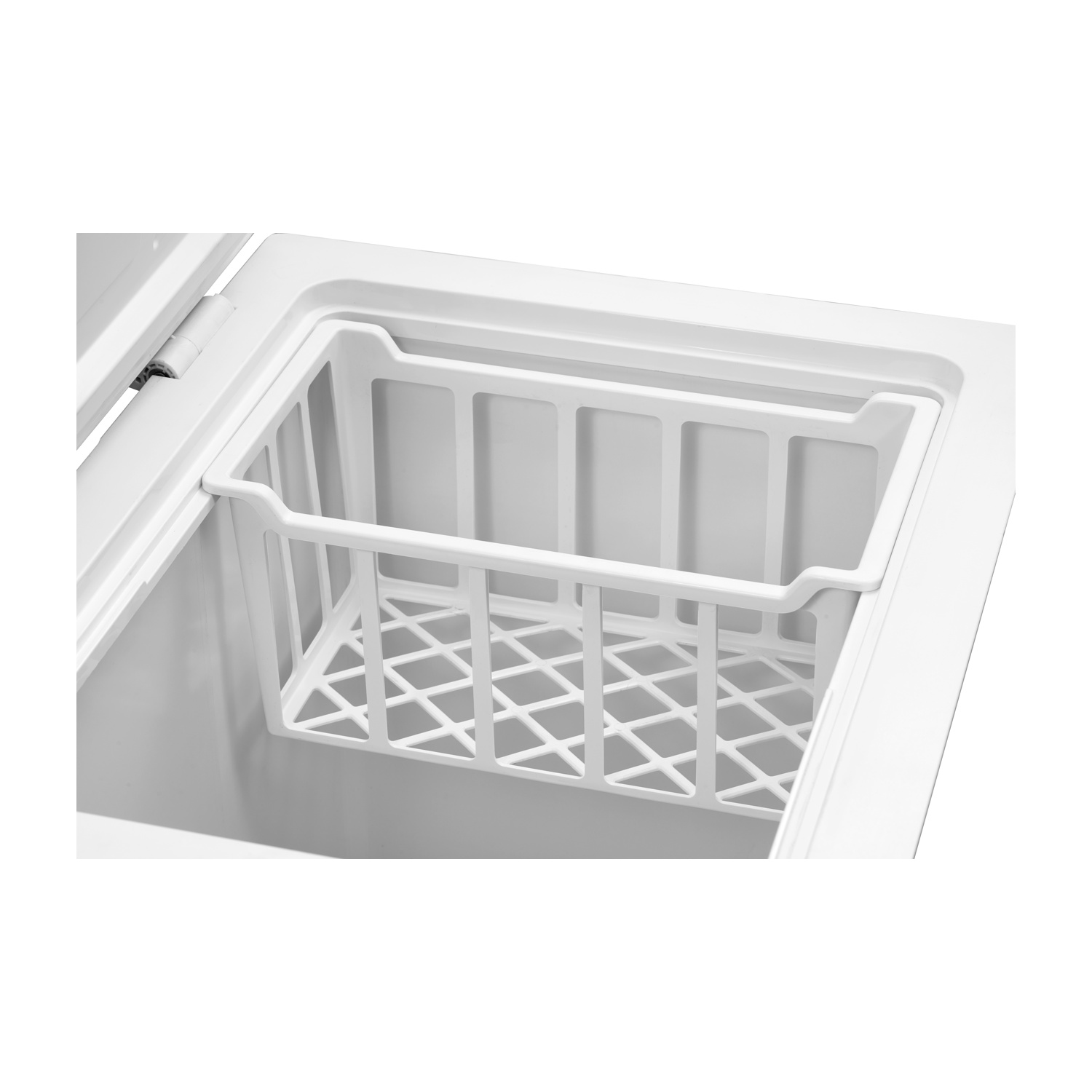 Un congelatore bianco aperto con un cestello di plastica bianco all'interno.