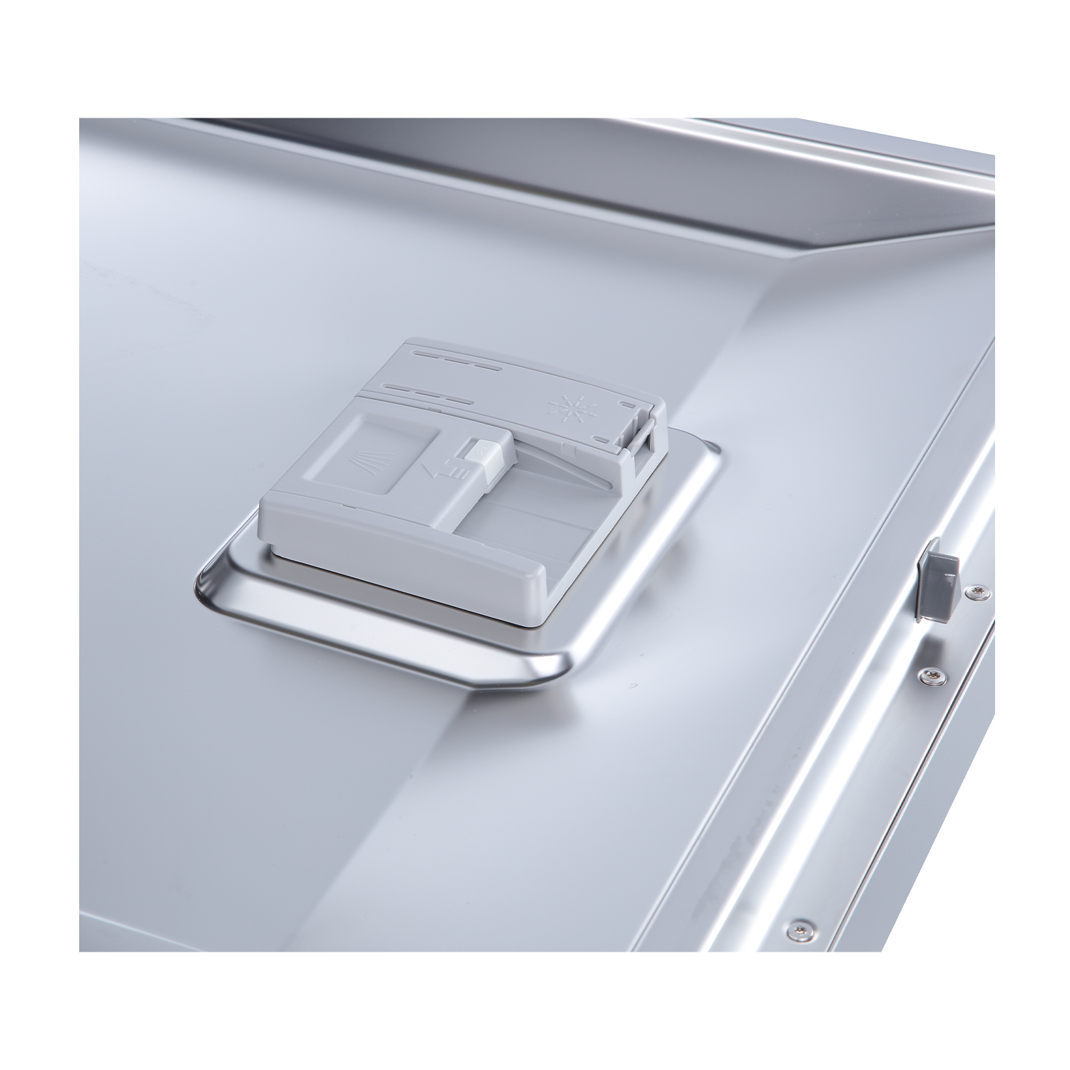 Primo piano di un dispenser di detersivo bianco per lavastoviglie all'interno di una lavastoviglie in acciaio inossidabile.