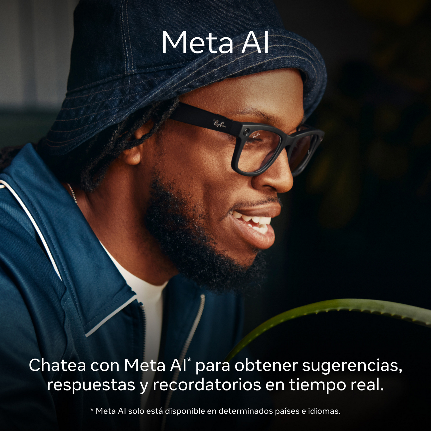 Una persona con gafas inteligentes, sonriendo, con texto "Meta AI" y una indicación debajo.