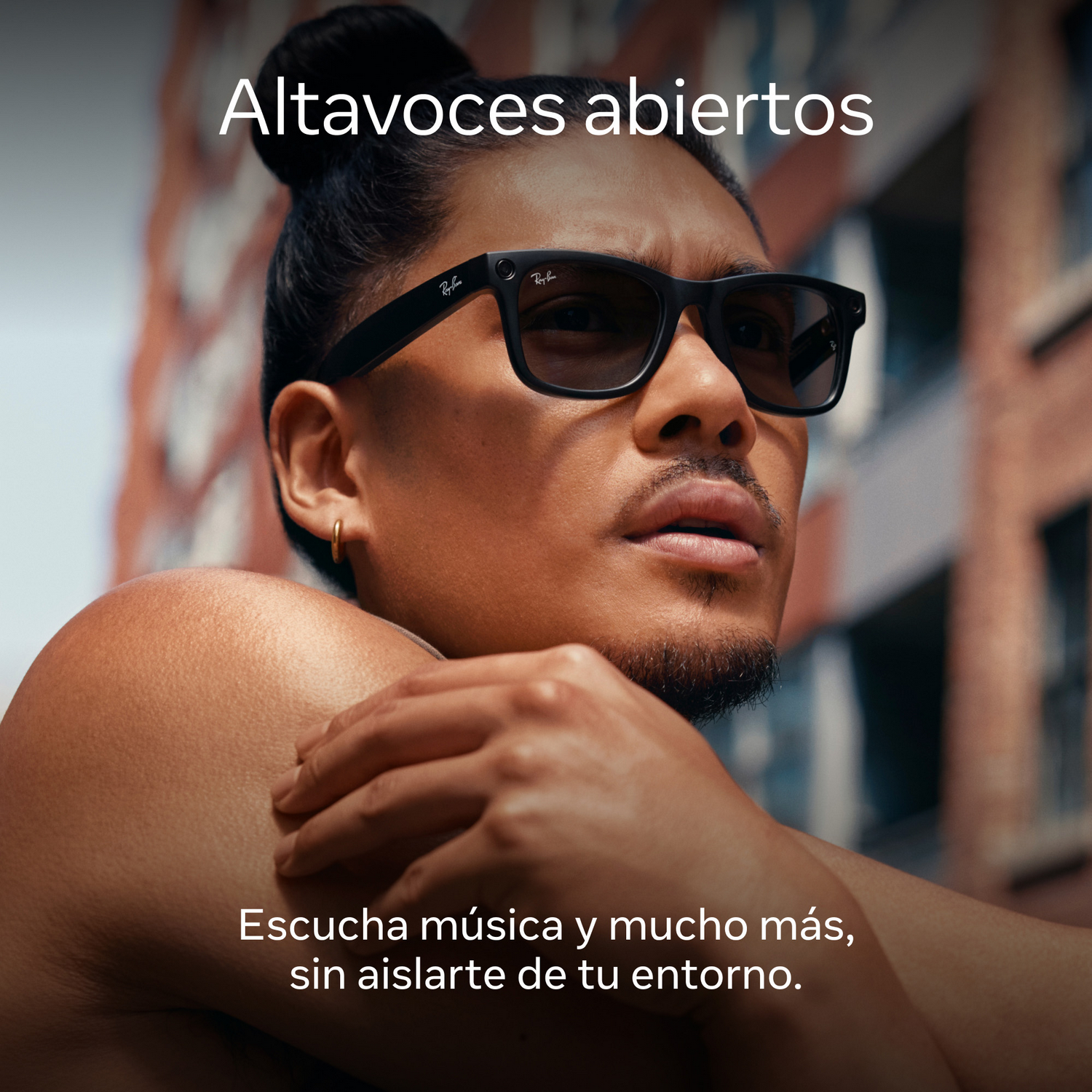 Hombre con gafas de sol, texto 'Altavoces abiertos' y 'Escucha música y más, sin aislarte'.