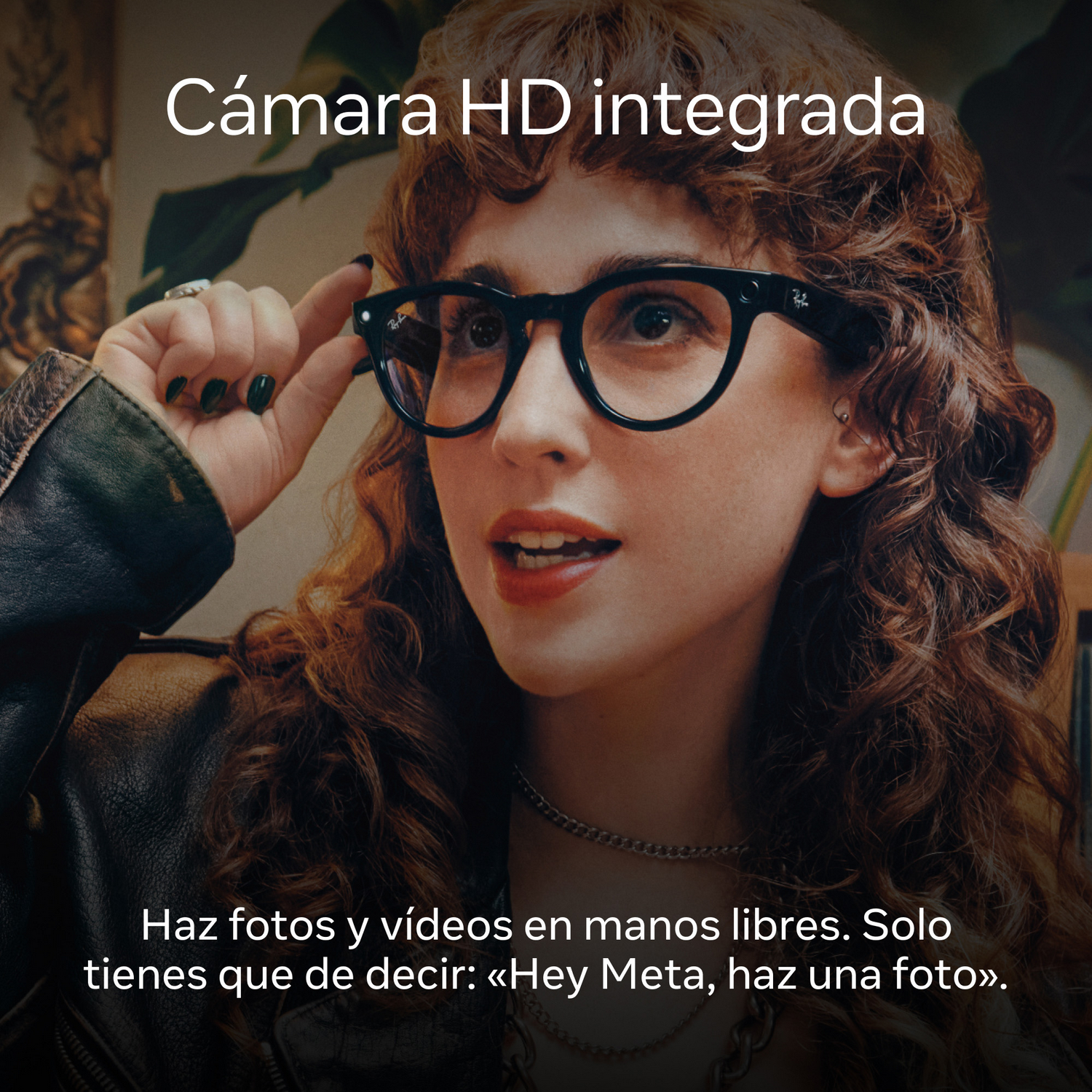 Una mujer con gafas las está tocando, con una superposición de texto sobre una cámara HD integrada.