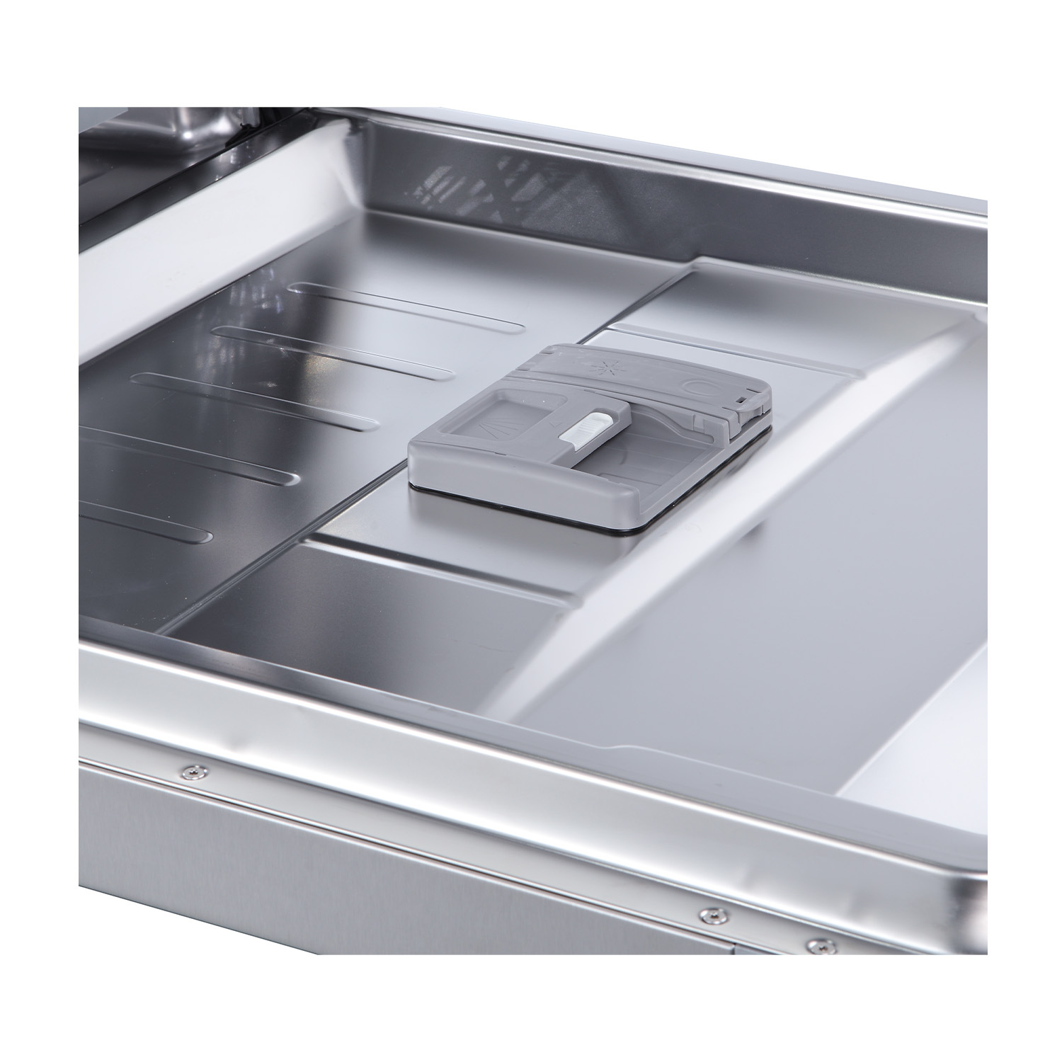 All'interno di una lavastoviglie. Un dispenser di detersivo grigio è al centro di un vassoio in acciaio inox.
