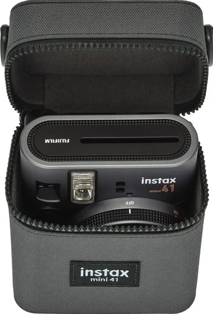 Graue Kameratasche, Fujifilm Instax Mini 41 Kamera, offener Reißverschluss.