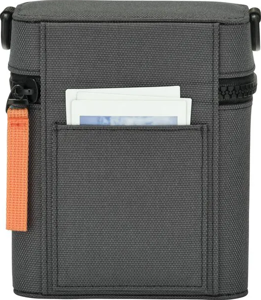 Dunkelgraue Kameratasche mit orangefarbenem Zugband am Reißverschluss und einer Tasche mit Fotos.