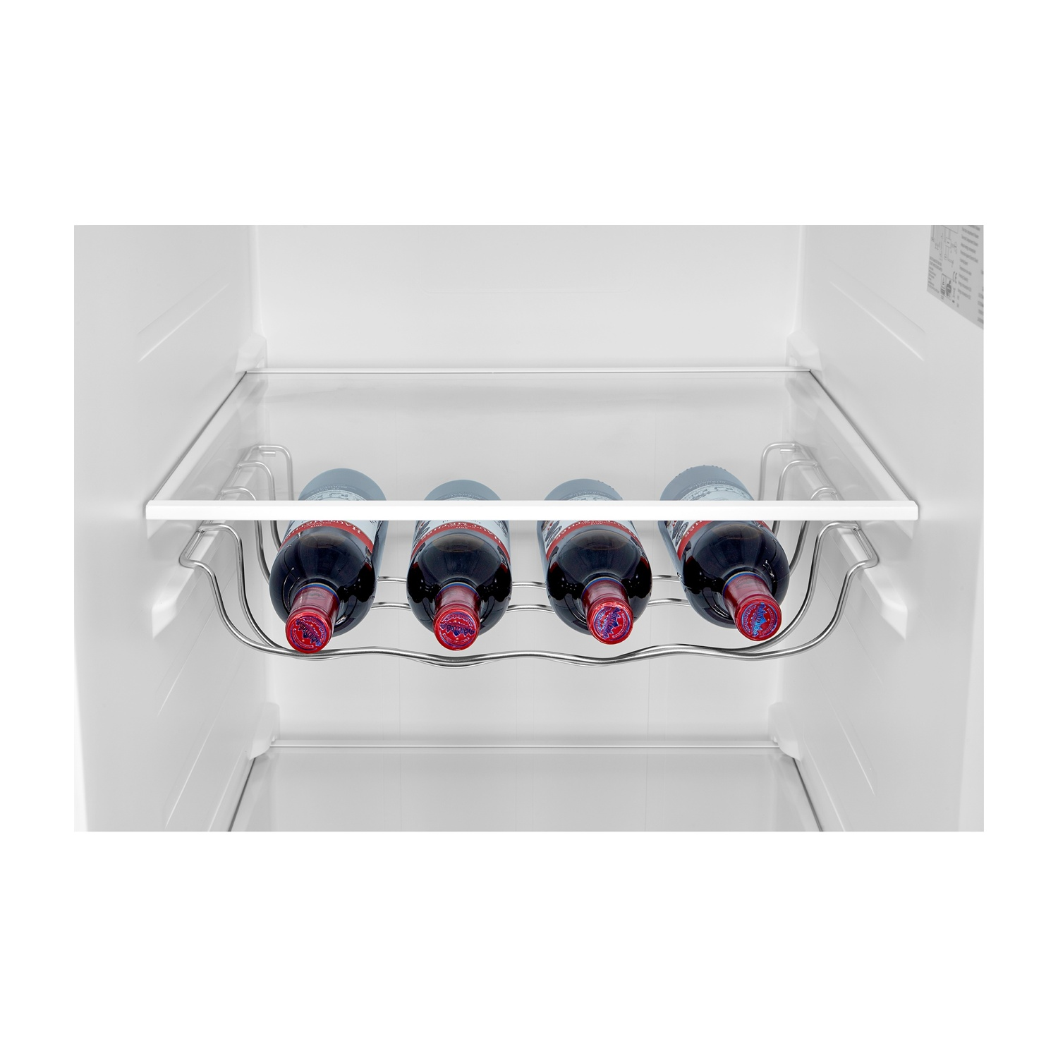 Bottiglie di vino conservate in frigorifero. Le bottiglie sono in un rack di metallo.