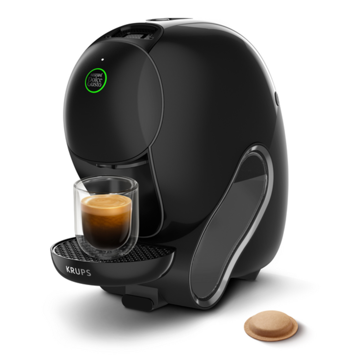 Een zwarte Dolce Gusto koffiemachine met een glas koffie en een capsule. De machine heeft een modern design en het merk is zichtbaar.