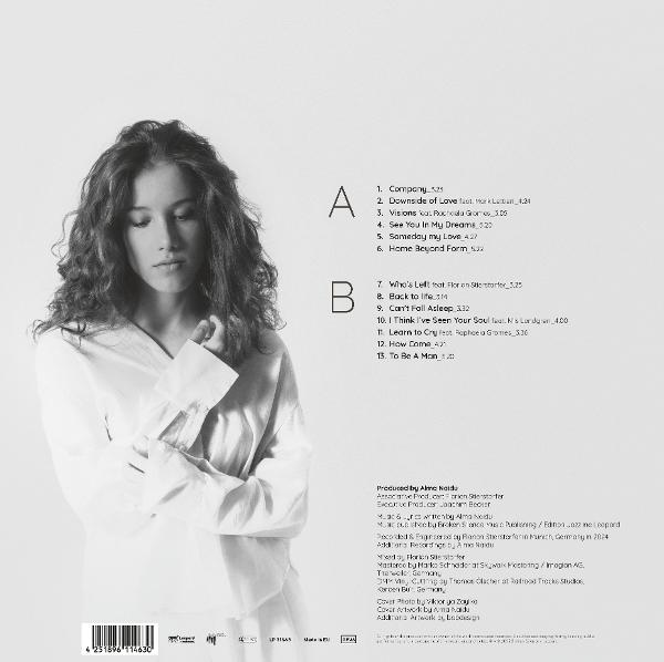 Frau im weißen Hemd, blickt nach unten. Albumcover mit Titelliste rechts. Barcode unten links.