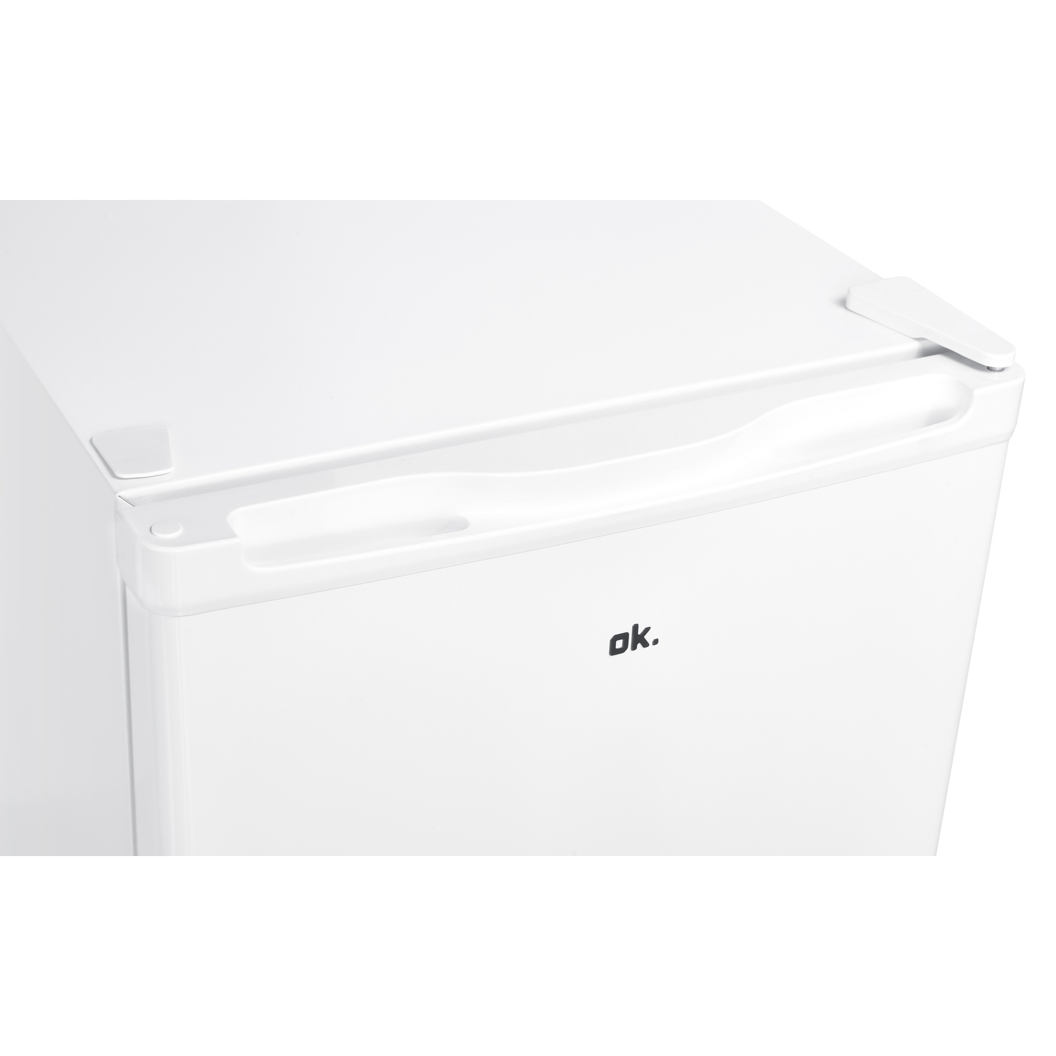 Primo piano di mini frigo bianco con maniglia e logo 'ok.'. Sfondo bianco.