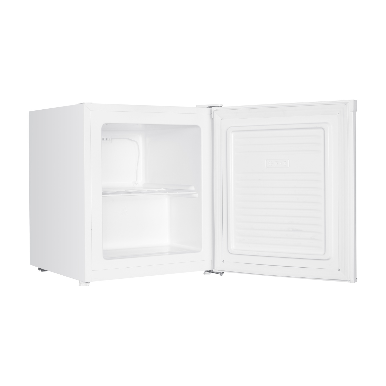 Un mini-frigorifero bianco con la porta aperta. All'interno ci sono due ripiani. La porta ha anche un ripiano. Lo sfondo è bianco.