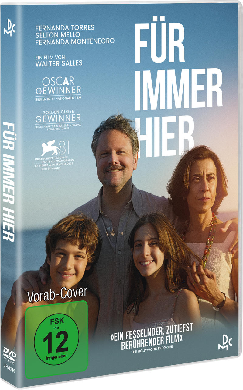 DVD-Cover, eine vierköpfige Familie am Strand mit dem deutschen Titel: Für Immer Hier.