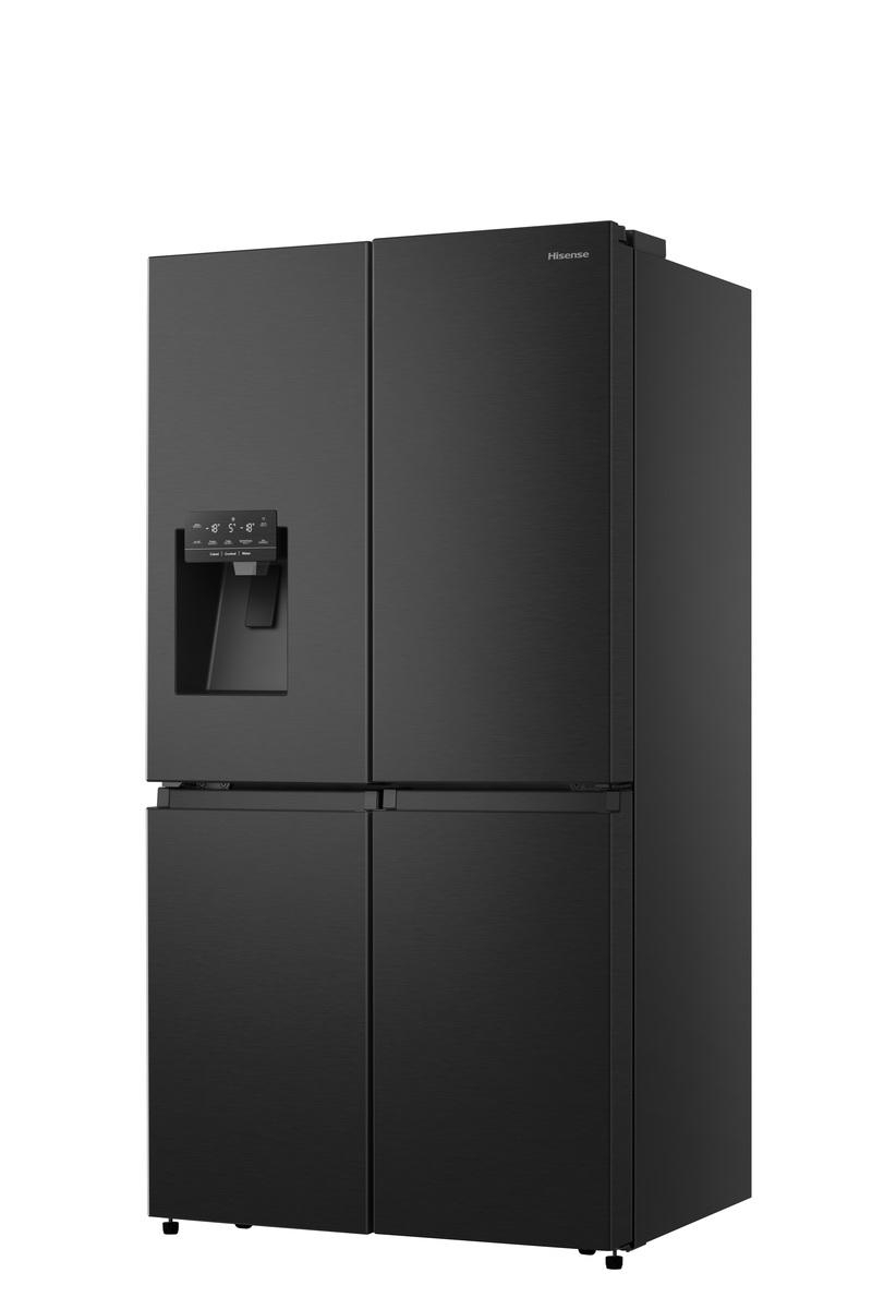 Schwarzer Hisense Kühlschrank mit vier Türen, Wasserspender, auf weißem Hintergrund.
