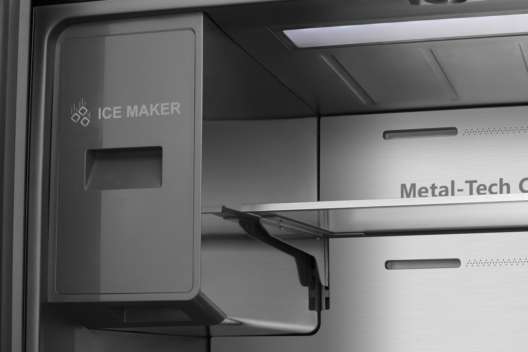 Nahaufnahme des Kühlschrankinneren mit Eisbereiter und Regal. Farben sind Silber und Grau.