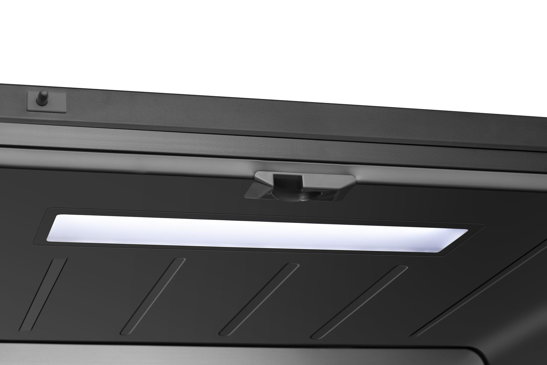 Nahaufnahme eines schwarzen Schranks mit hellem, rechteckigem LED-Licht.