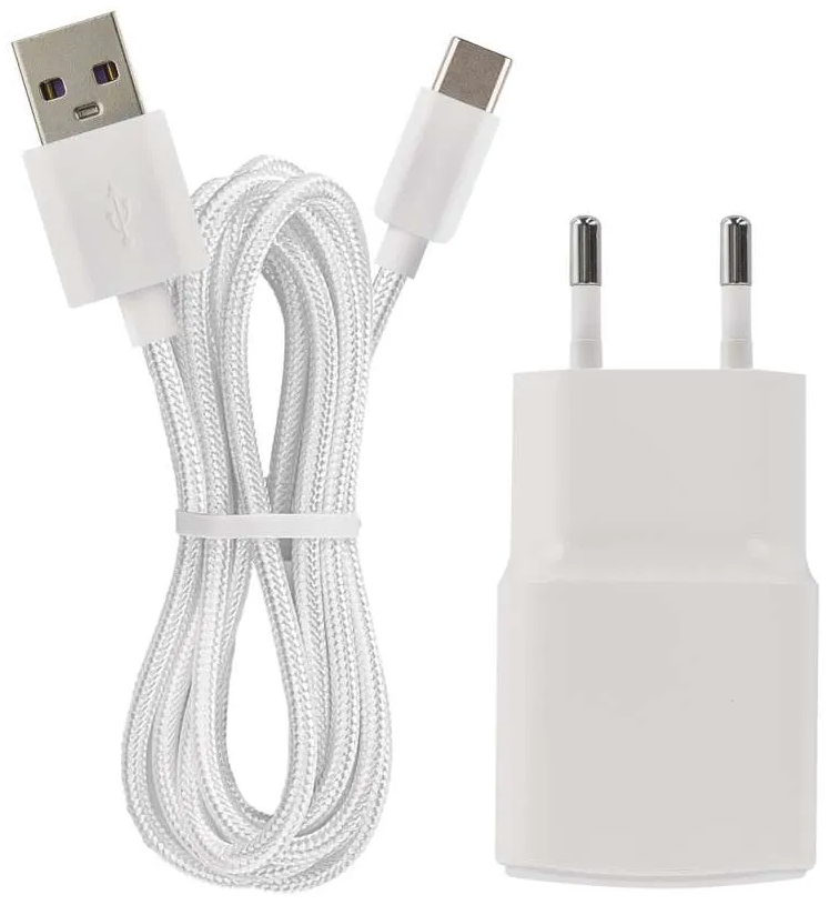 Fehér USB-kábel és USB-C-kábel fehér töltővel, fekete háttéren.